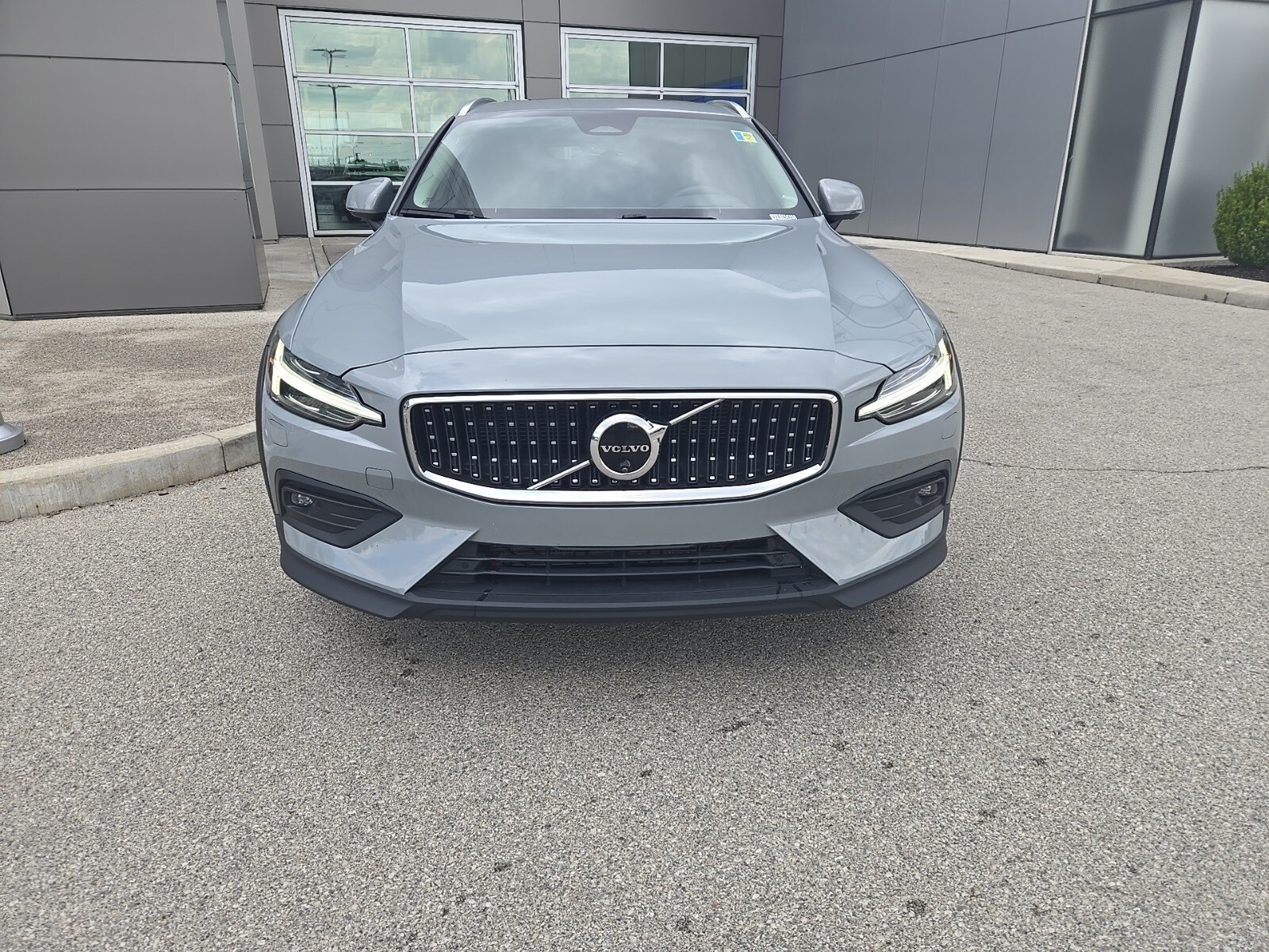 2024 Volvo V60 Cross Country Ultimate photo 3