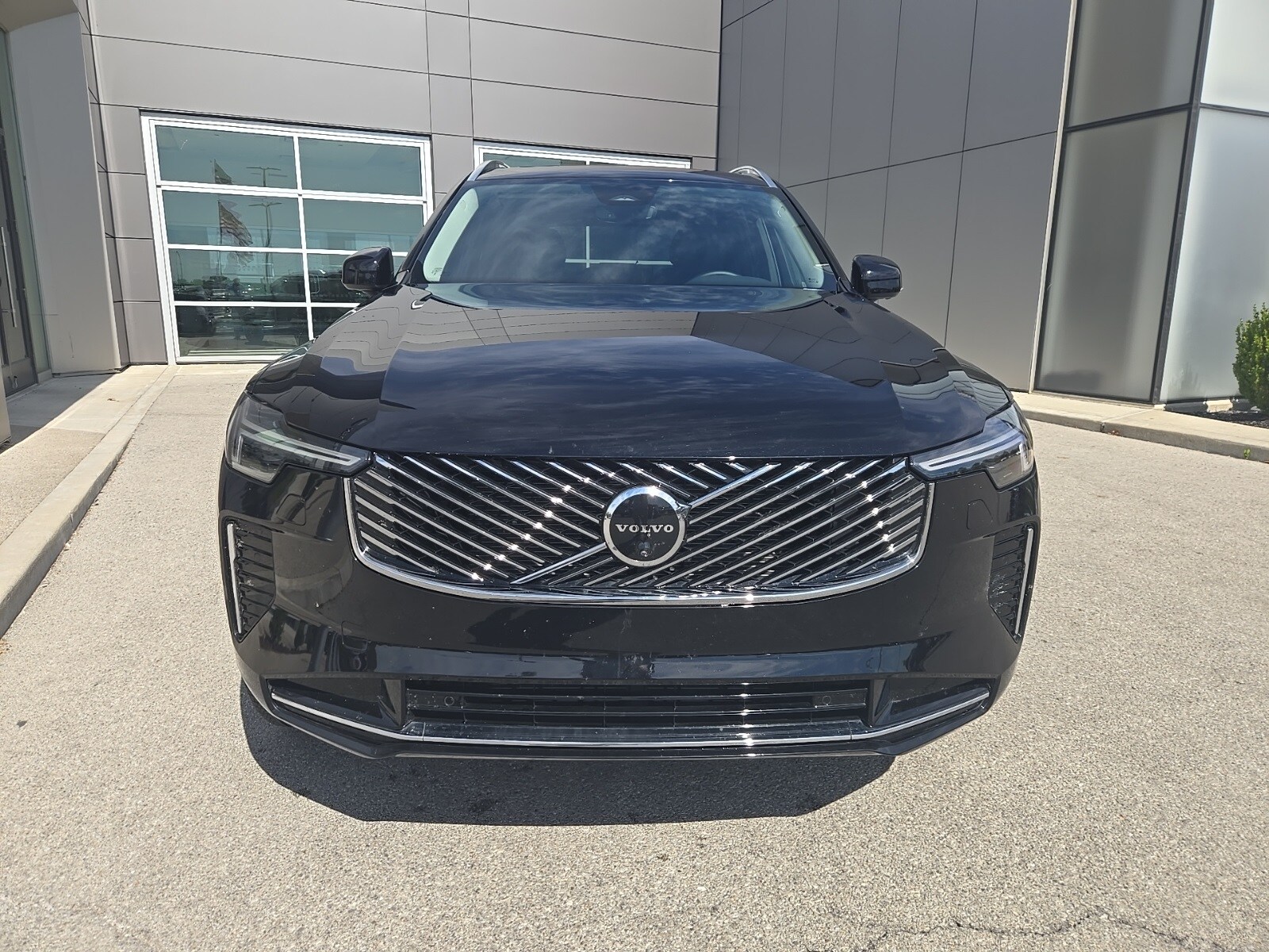 2025 Volvo XC90 Plus photo 2