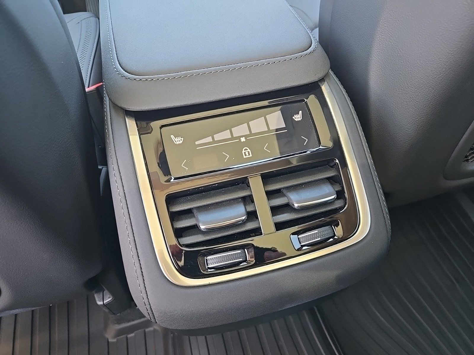 2026 Volvo XC90 Plus - Photo 34