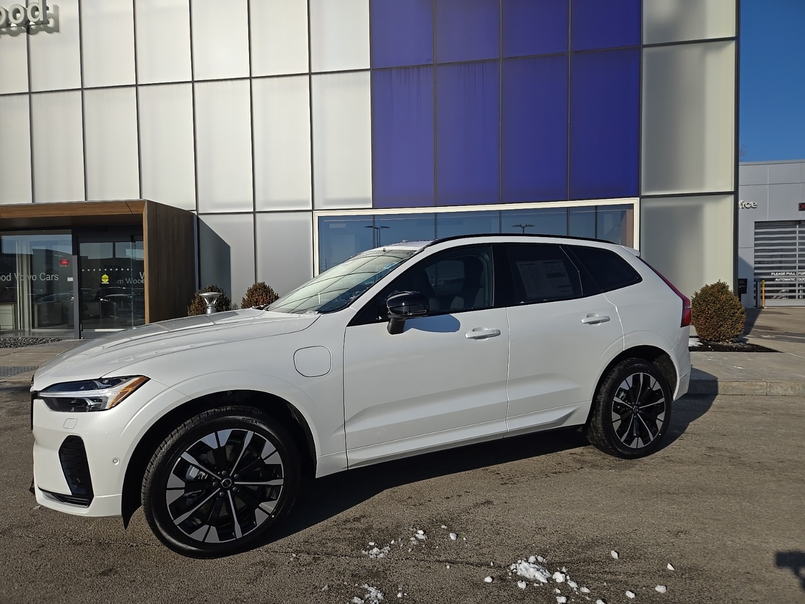 2026 Volvo XC60 Plus's photo