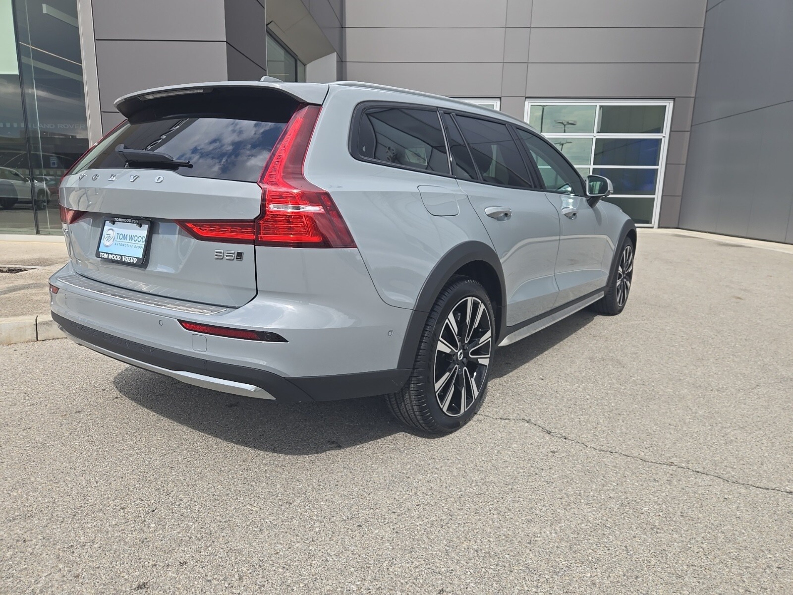 2024 Volvo V60 Cross Country Ultimate photo 2