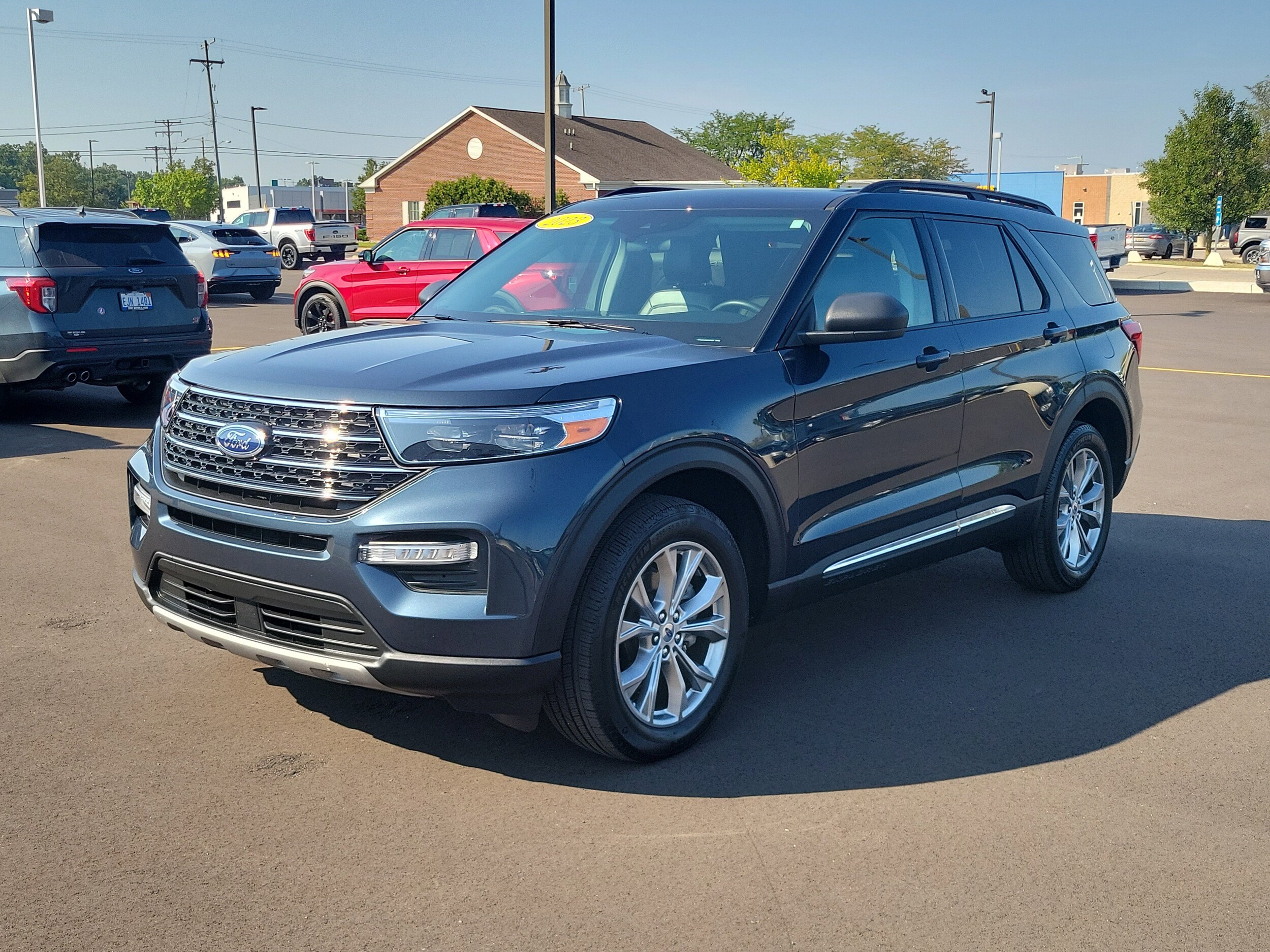 2023 Ford Explorer XLT photo 2