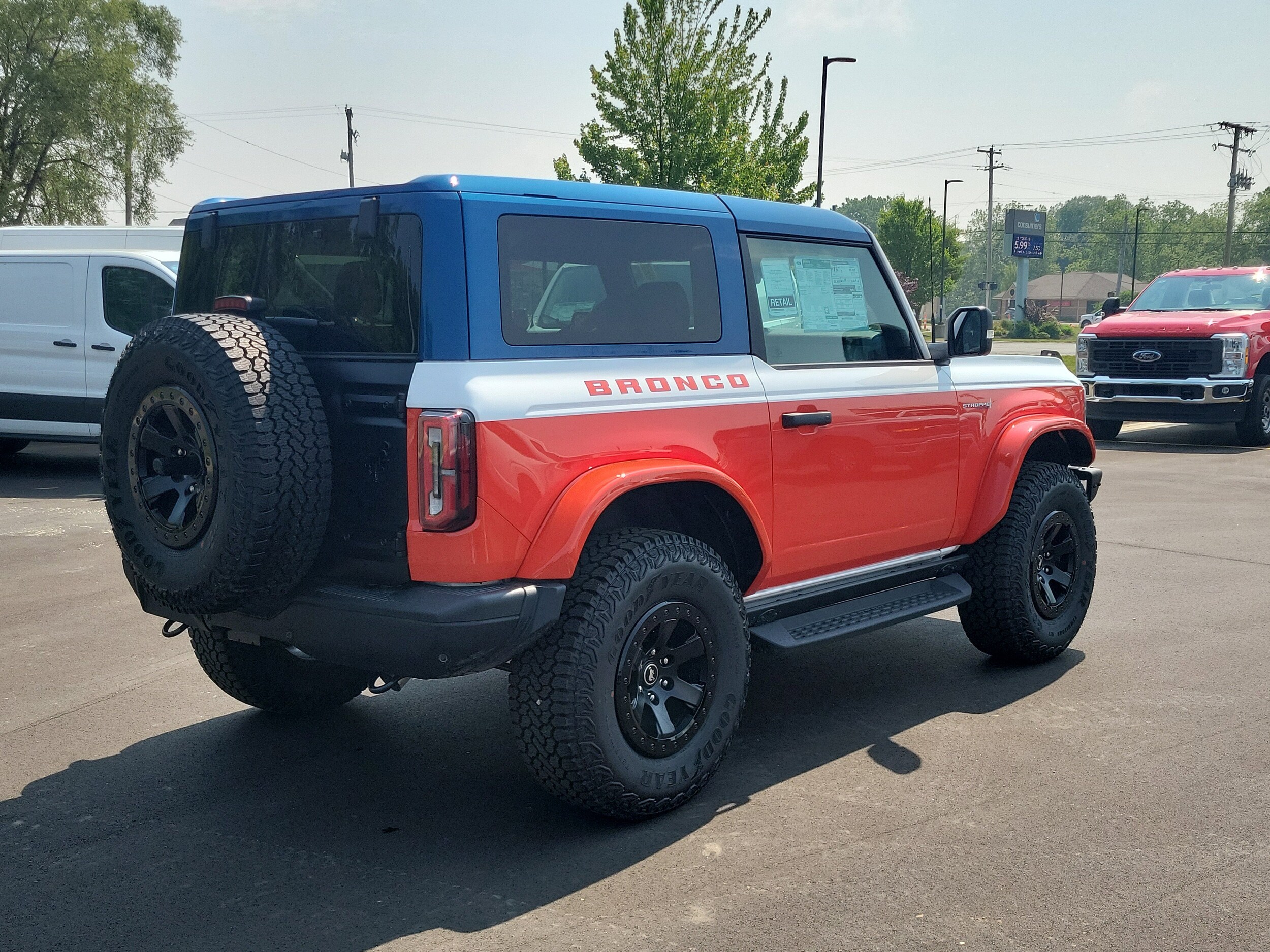 2025 Ford Bronco First Edition photo 3