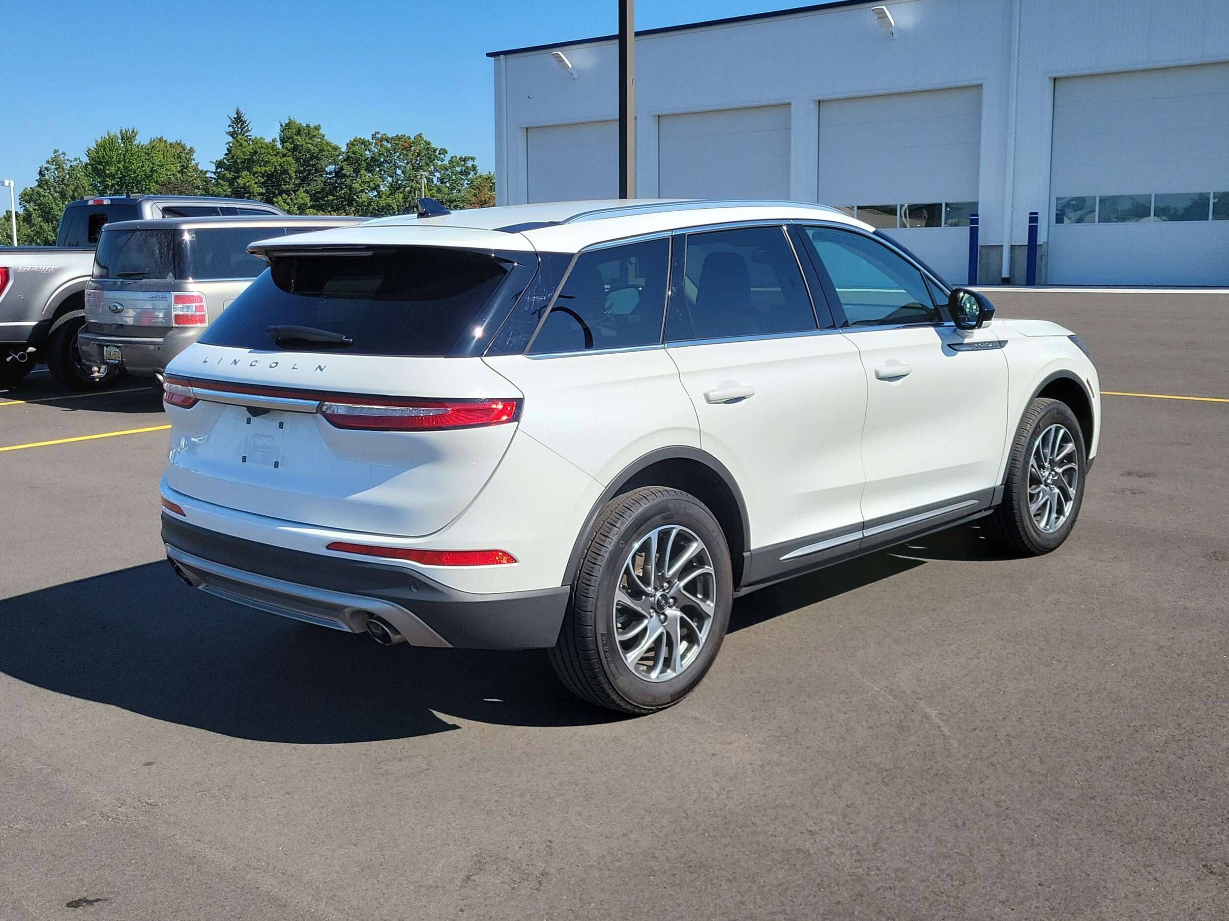 2022 Lincoln Corsair Standard photo 4