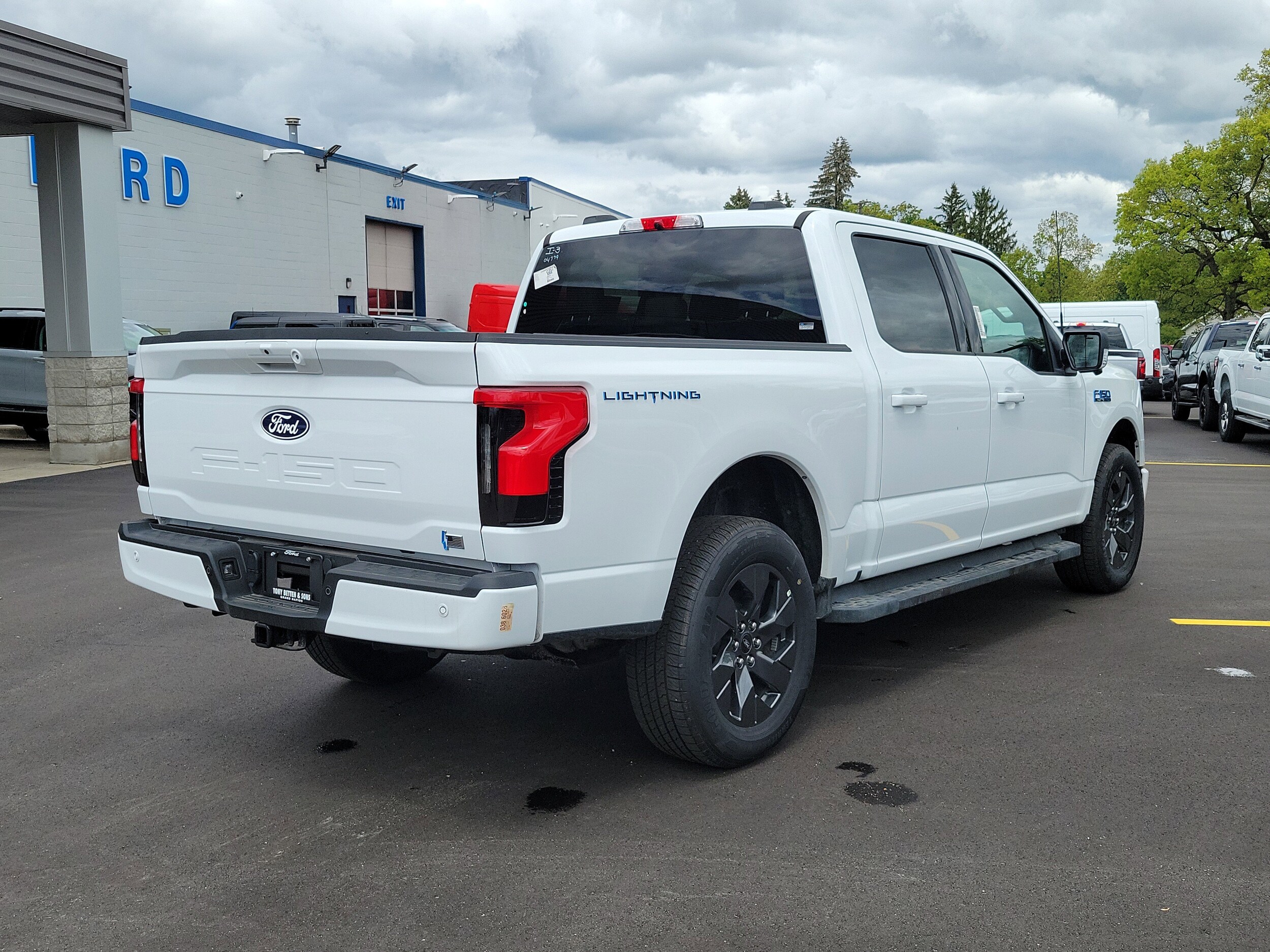 2025 Ford F-150 Lightning photo 4
