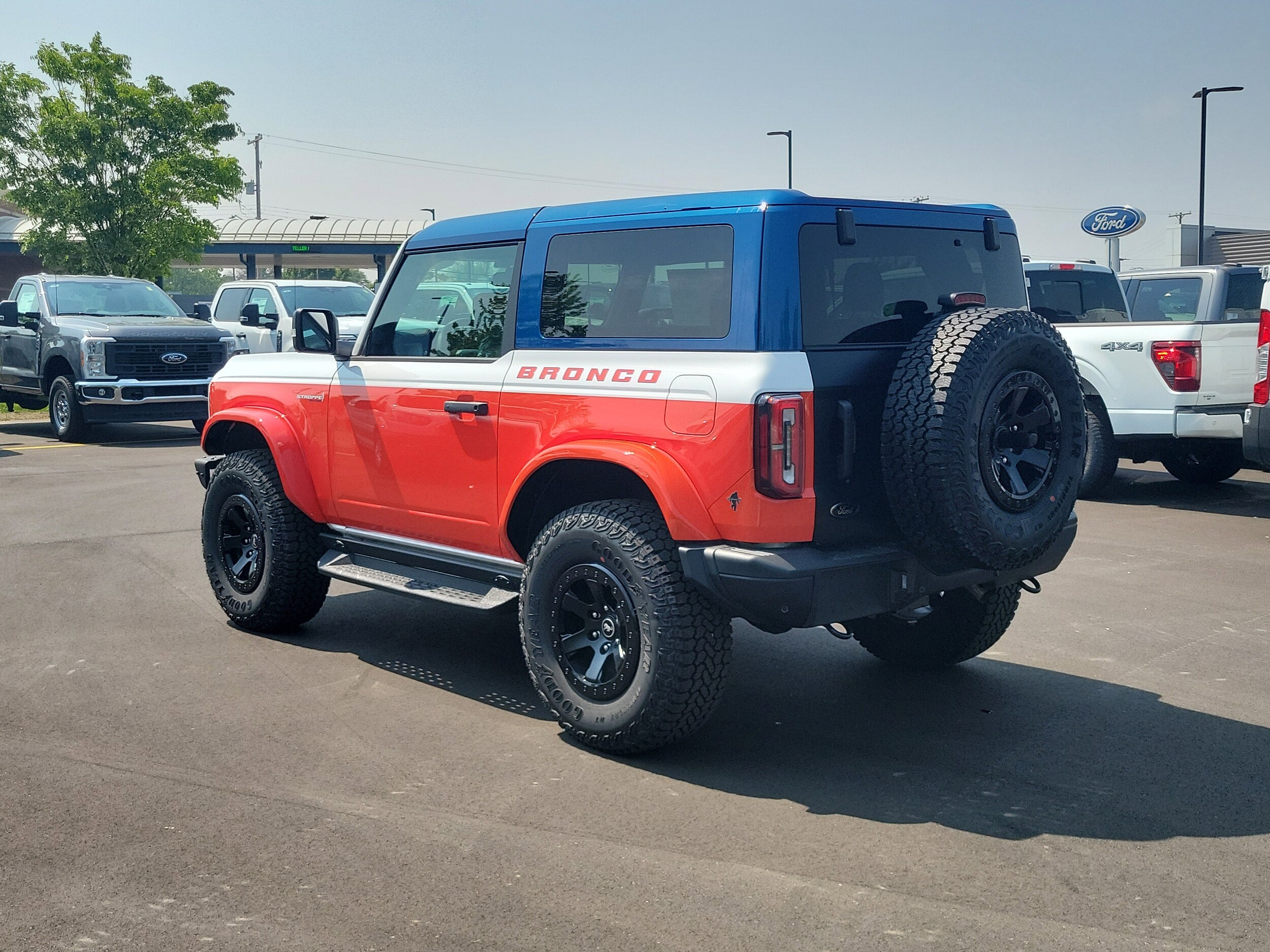 2025 Ford Bronco First Edition photo 2