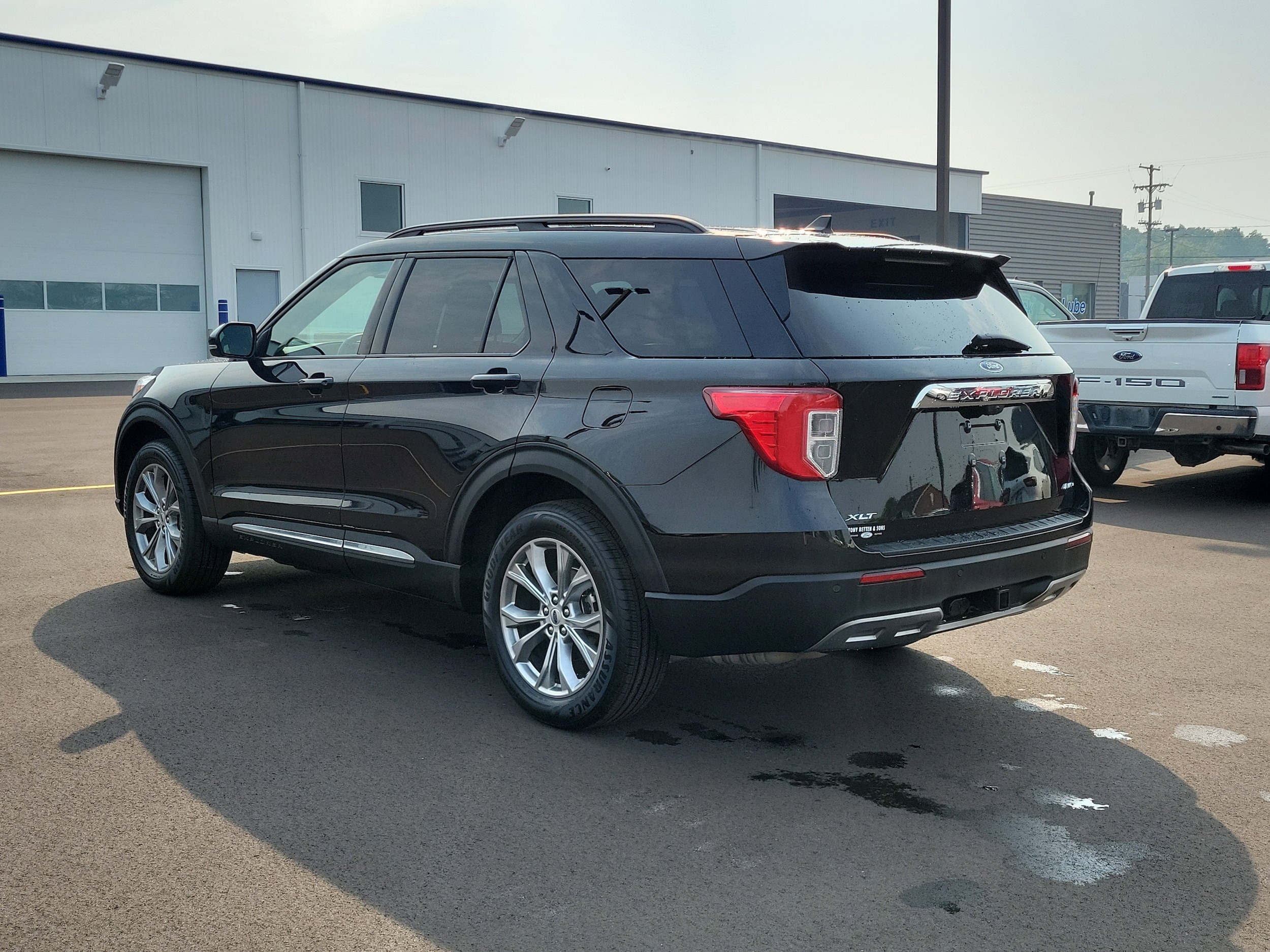 2023 Ford Explorer XLT photo 3