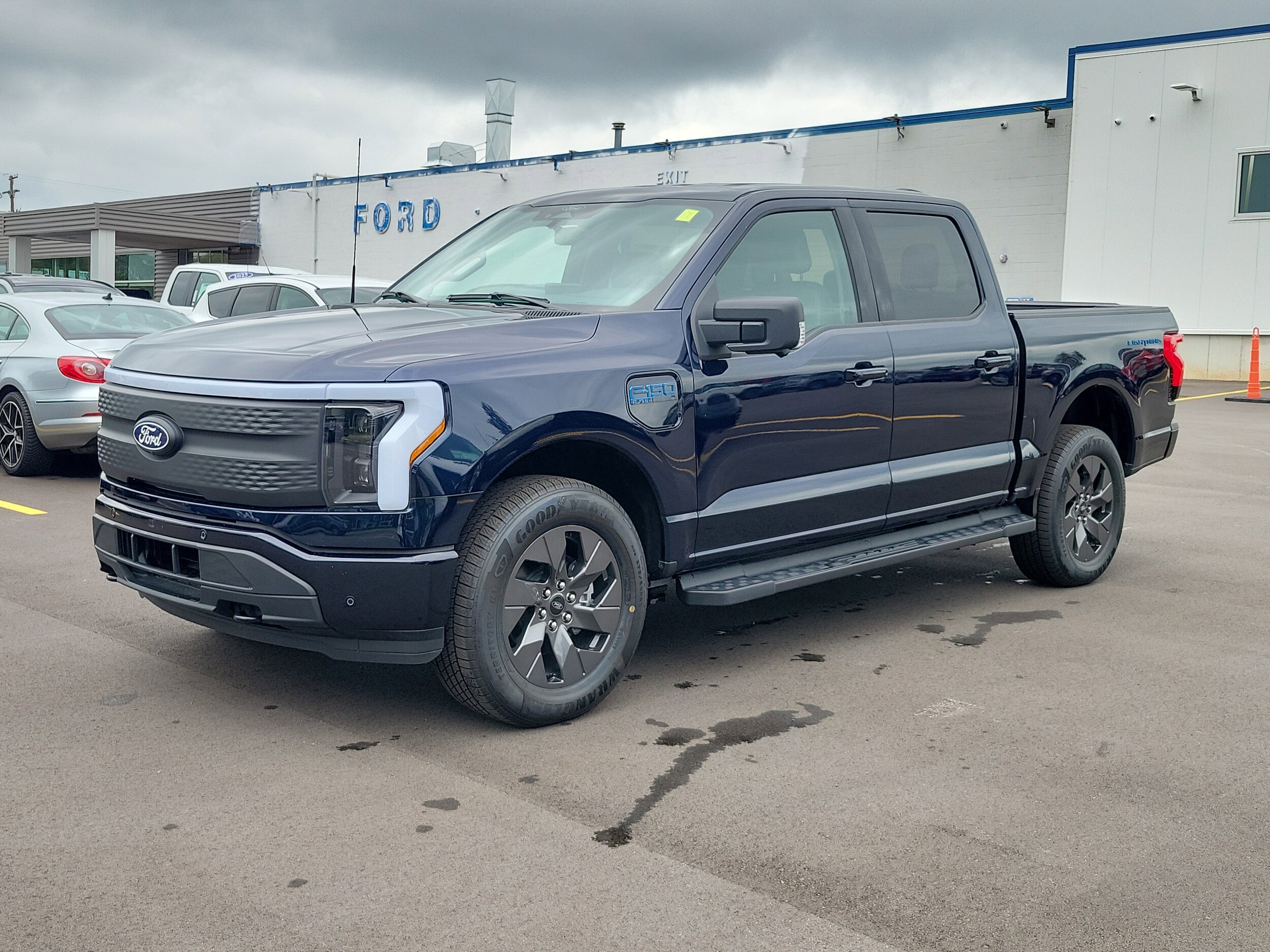 2025 Ford F-150 Lightning photo 2