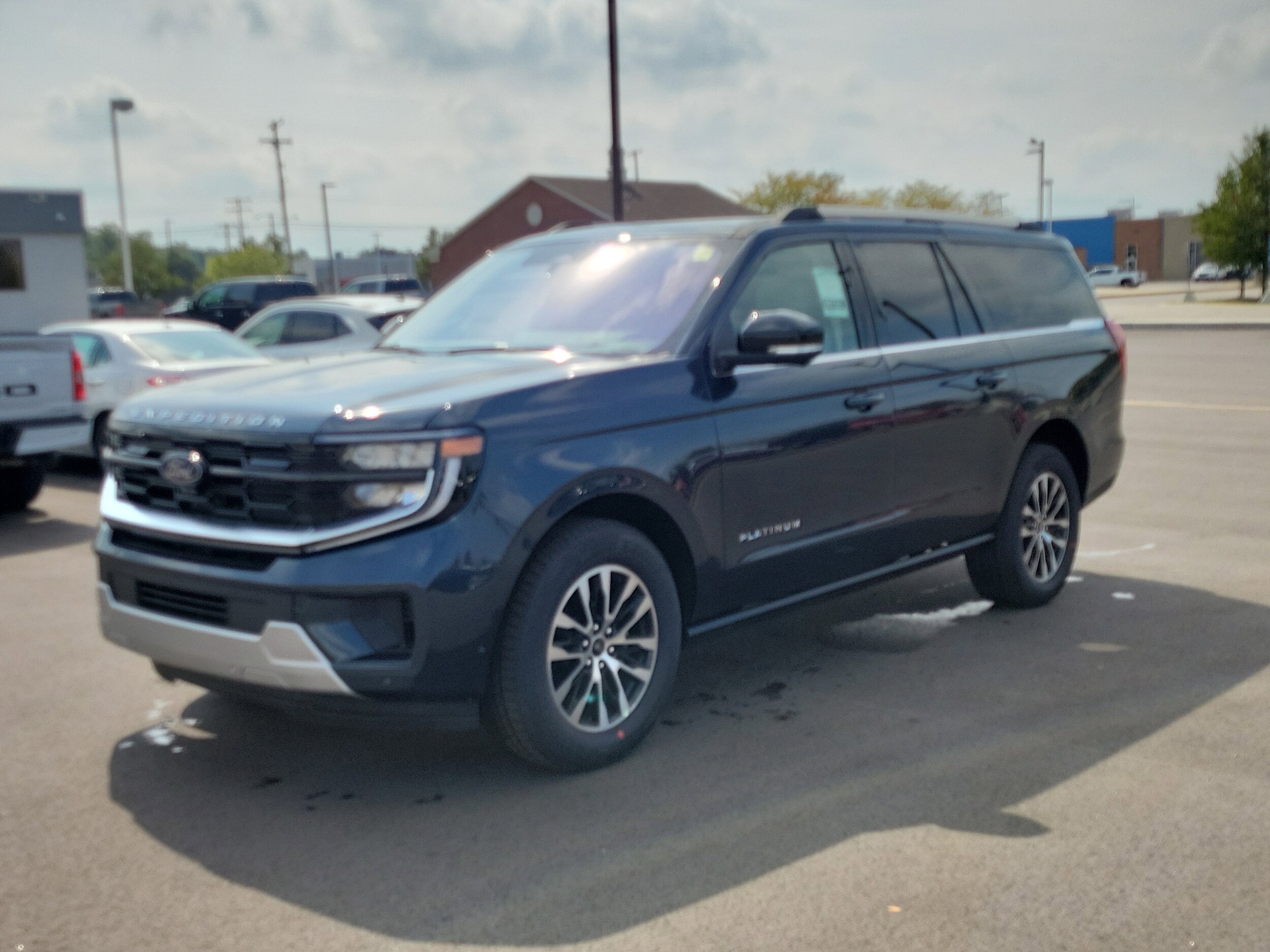 2025 Ford Expedition Platinum MAX photo 2