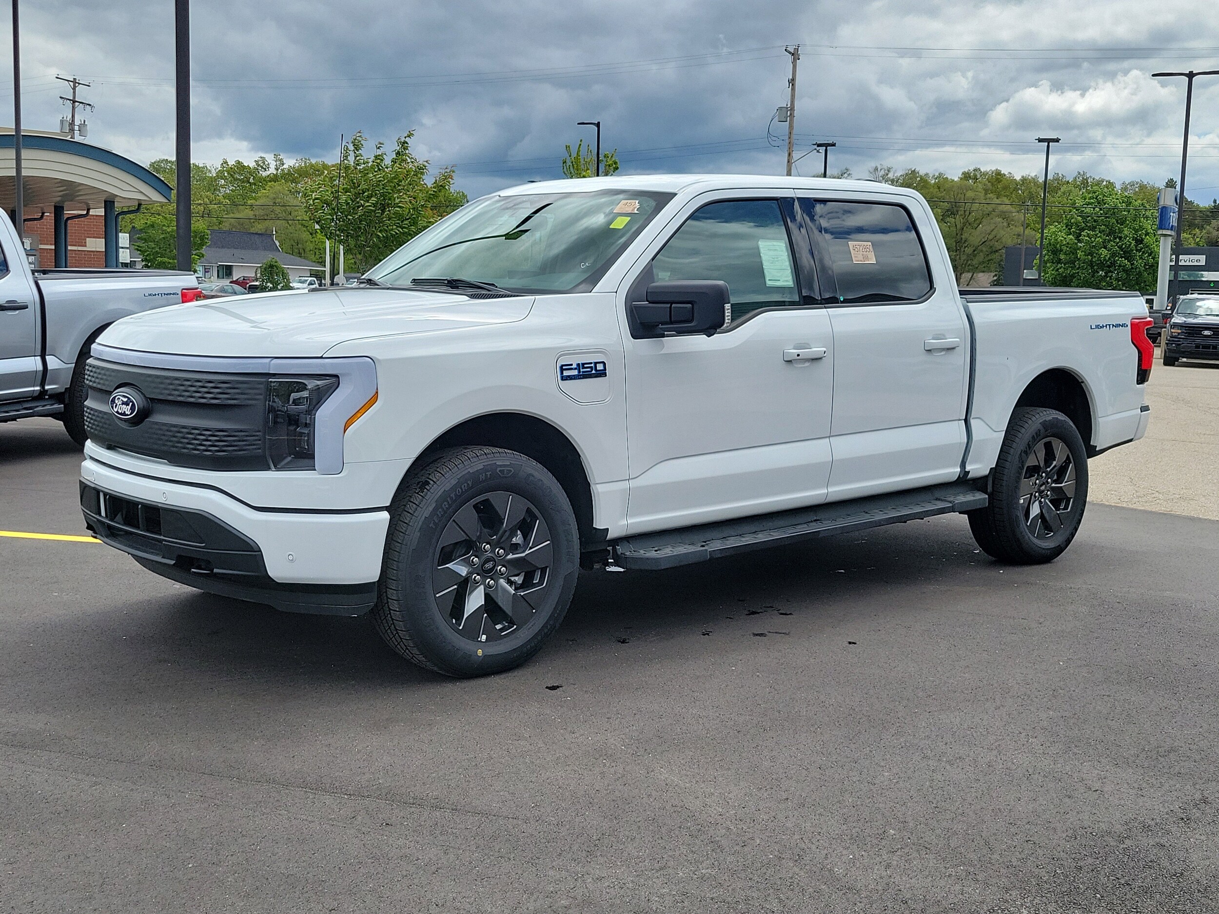 2025 Ford F-150 Lightning photo 2