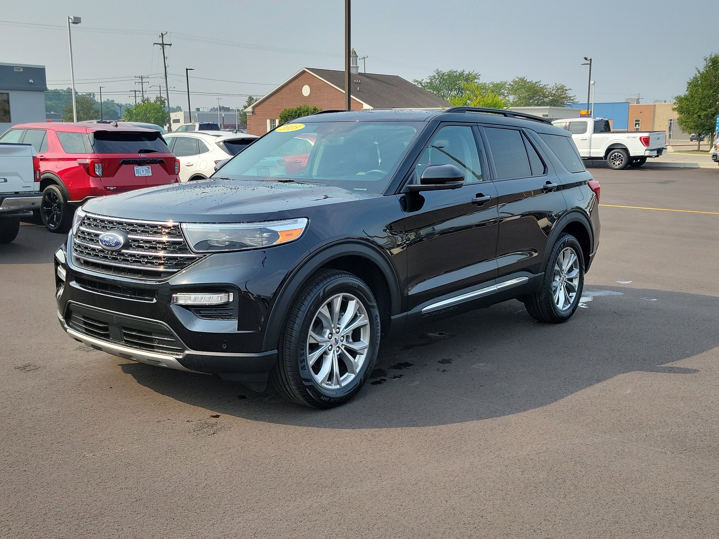 2023 Ford Explorer XLT photo 2
