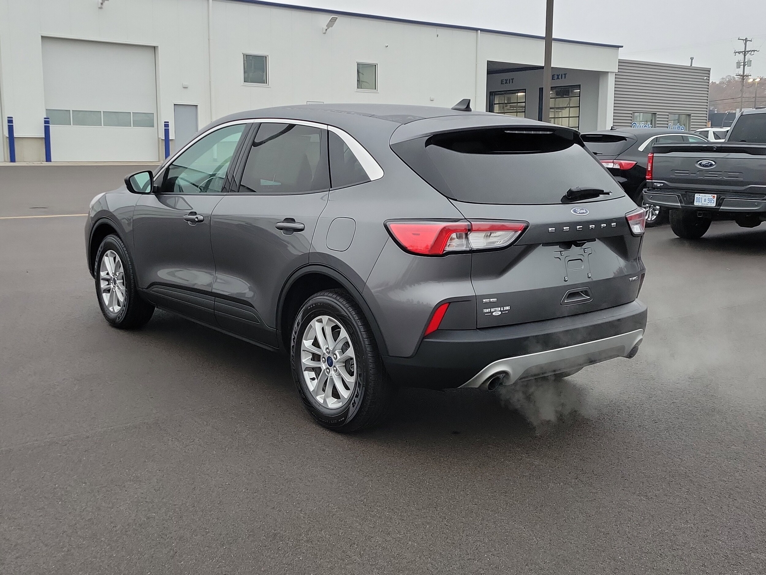 2022 Ford Escape SE photo 2