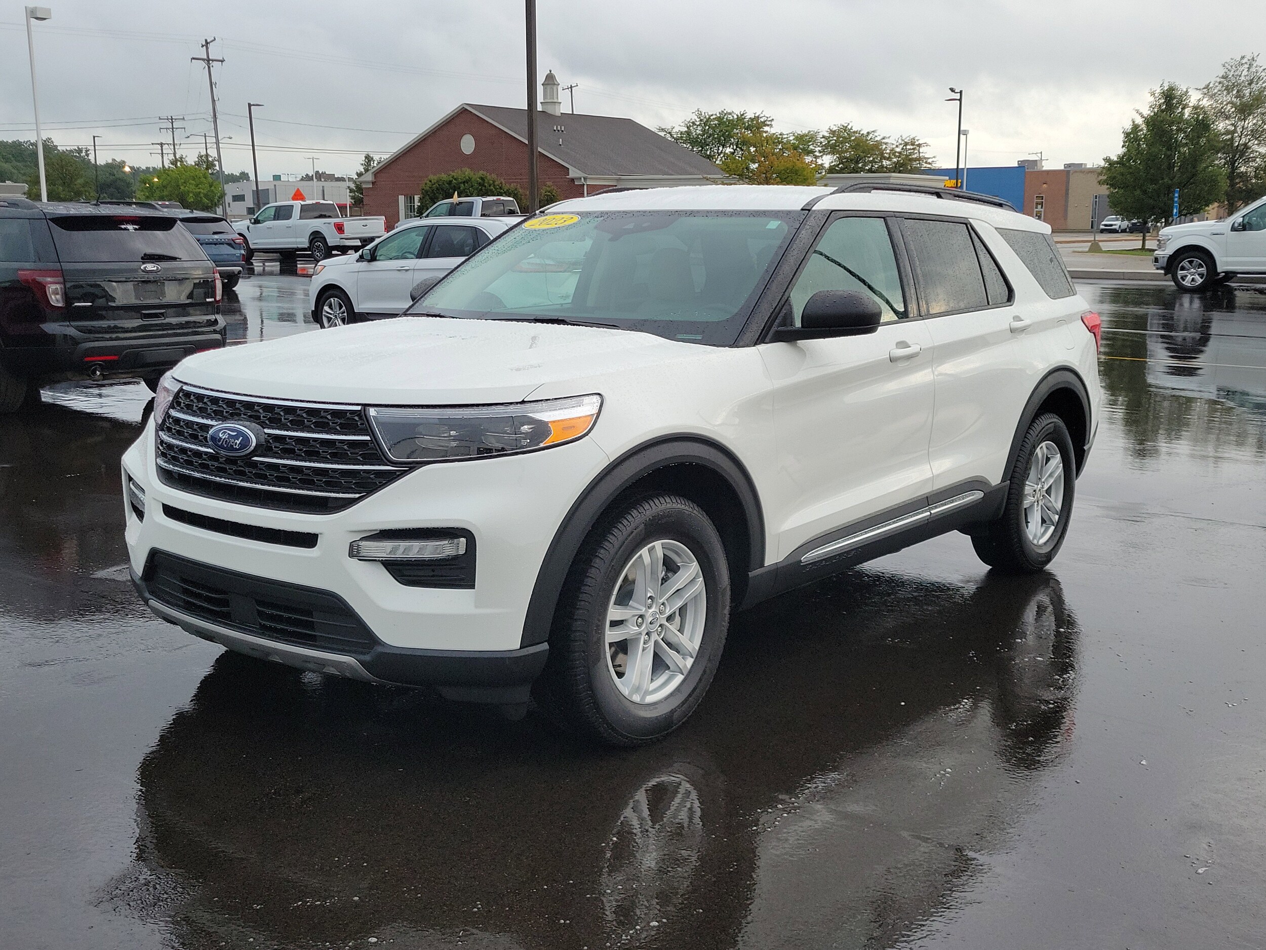2023 Ford Explorer XLT photo 3
