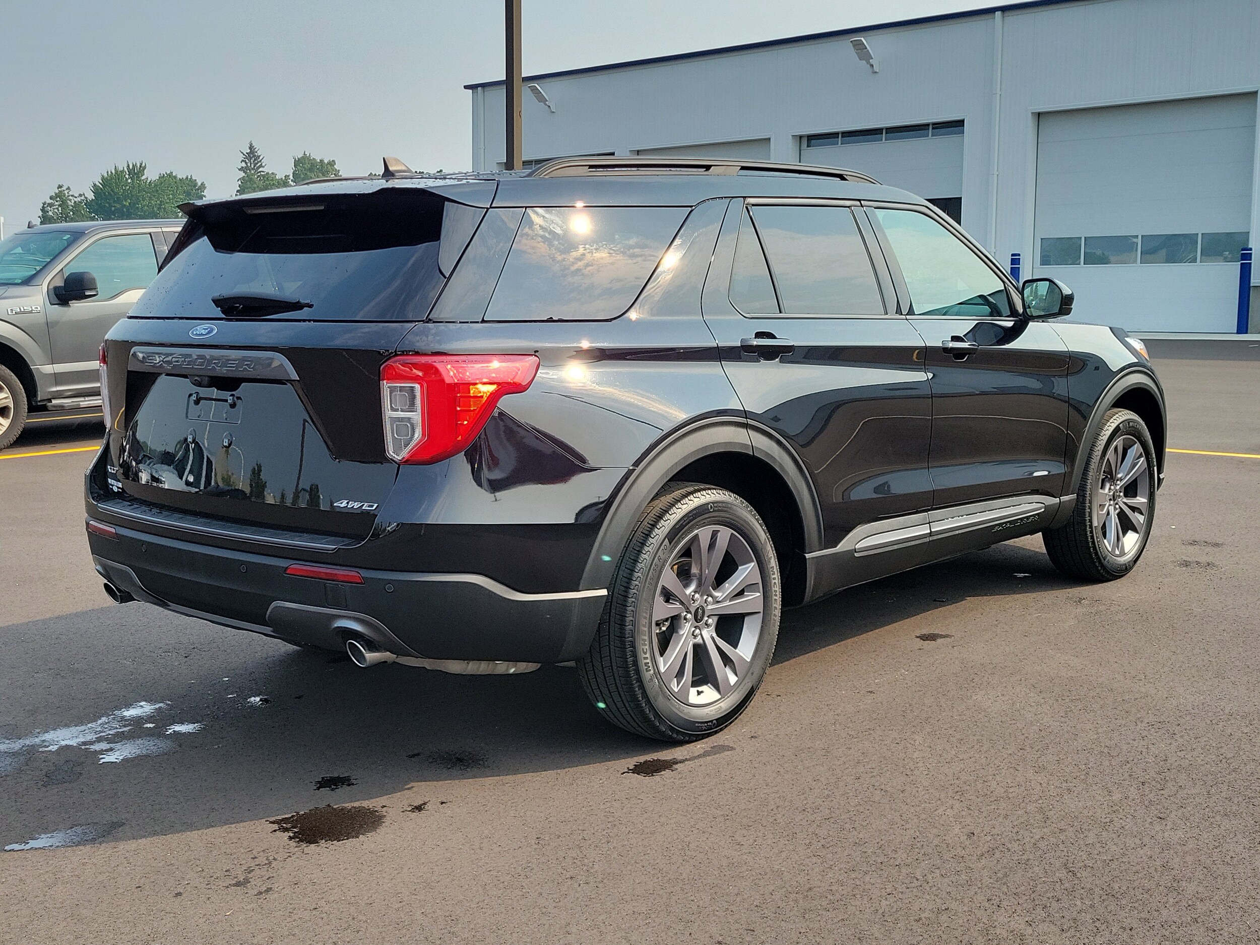 2023 Ford Explorer XLT Sport photo 2