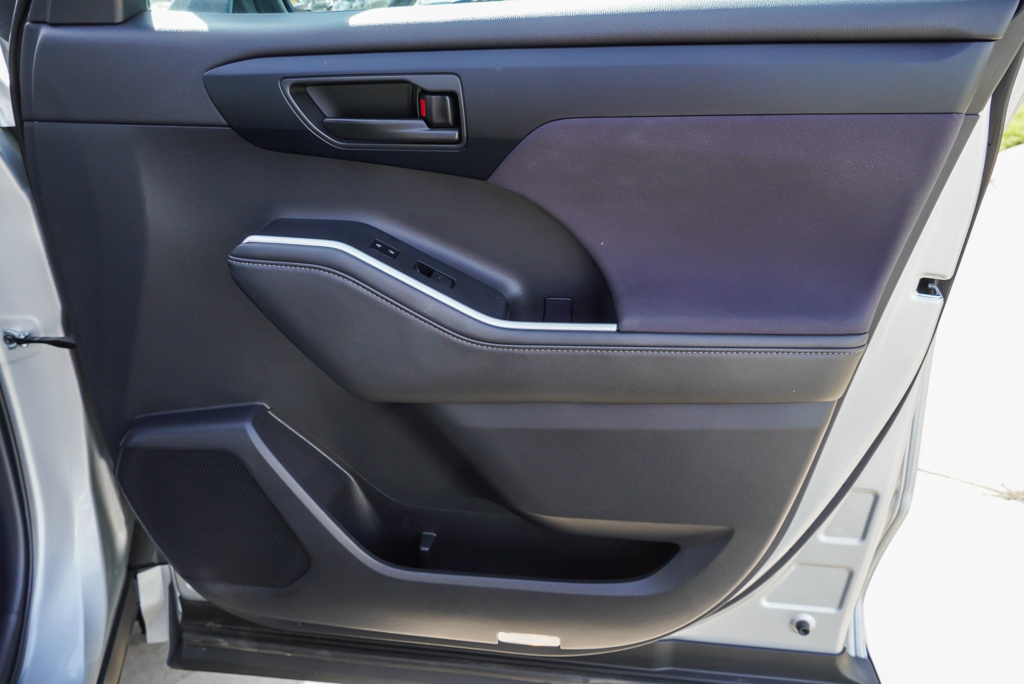 2024 Toyota Highlander LE - Photo 28