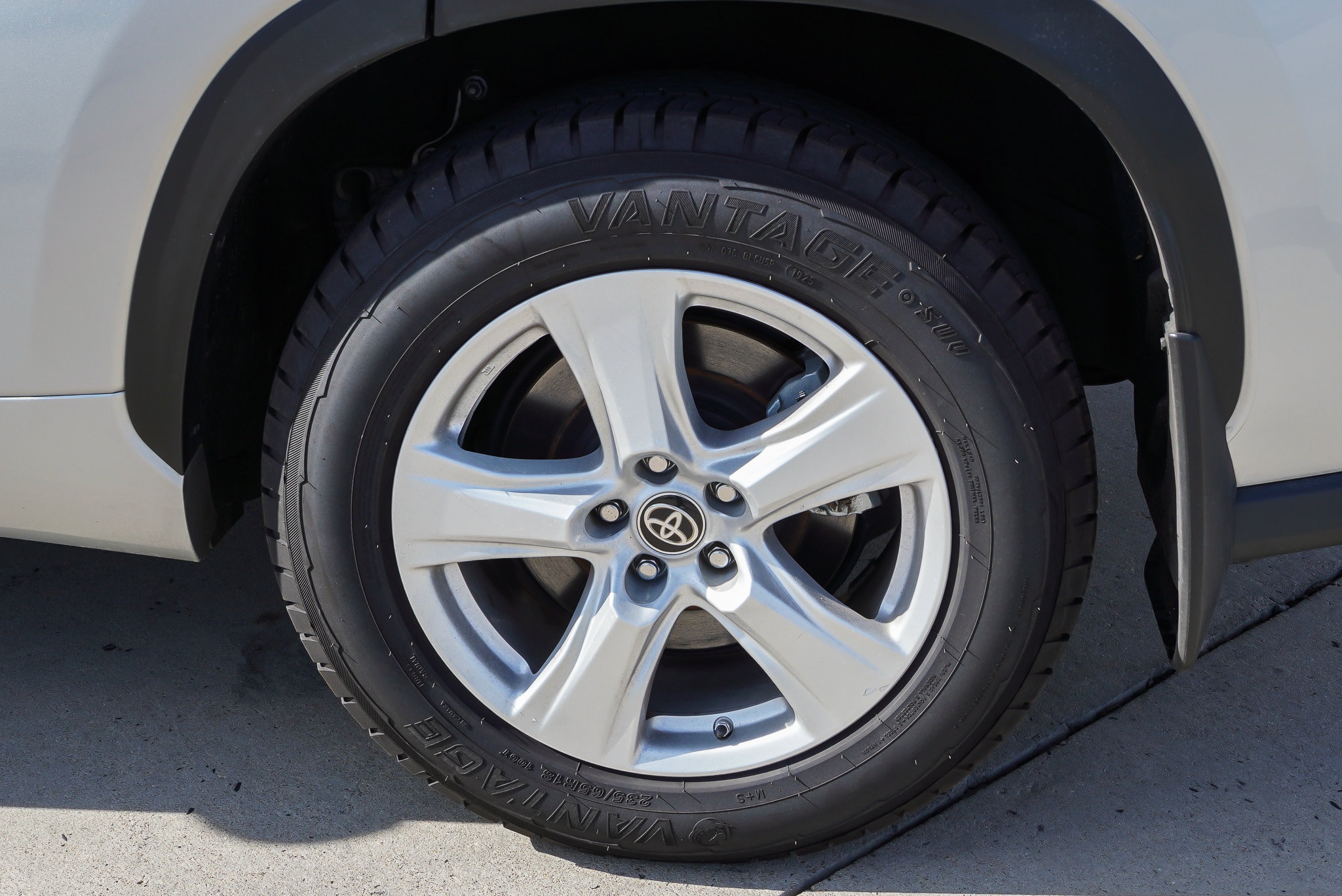2024 Toyota Highlander LE - Photo 13