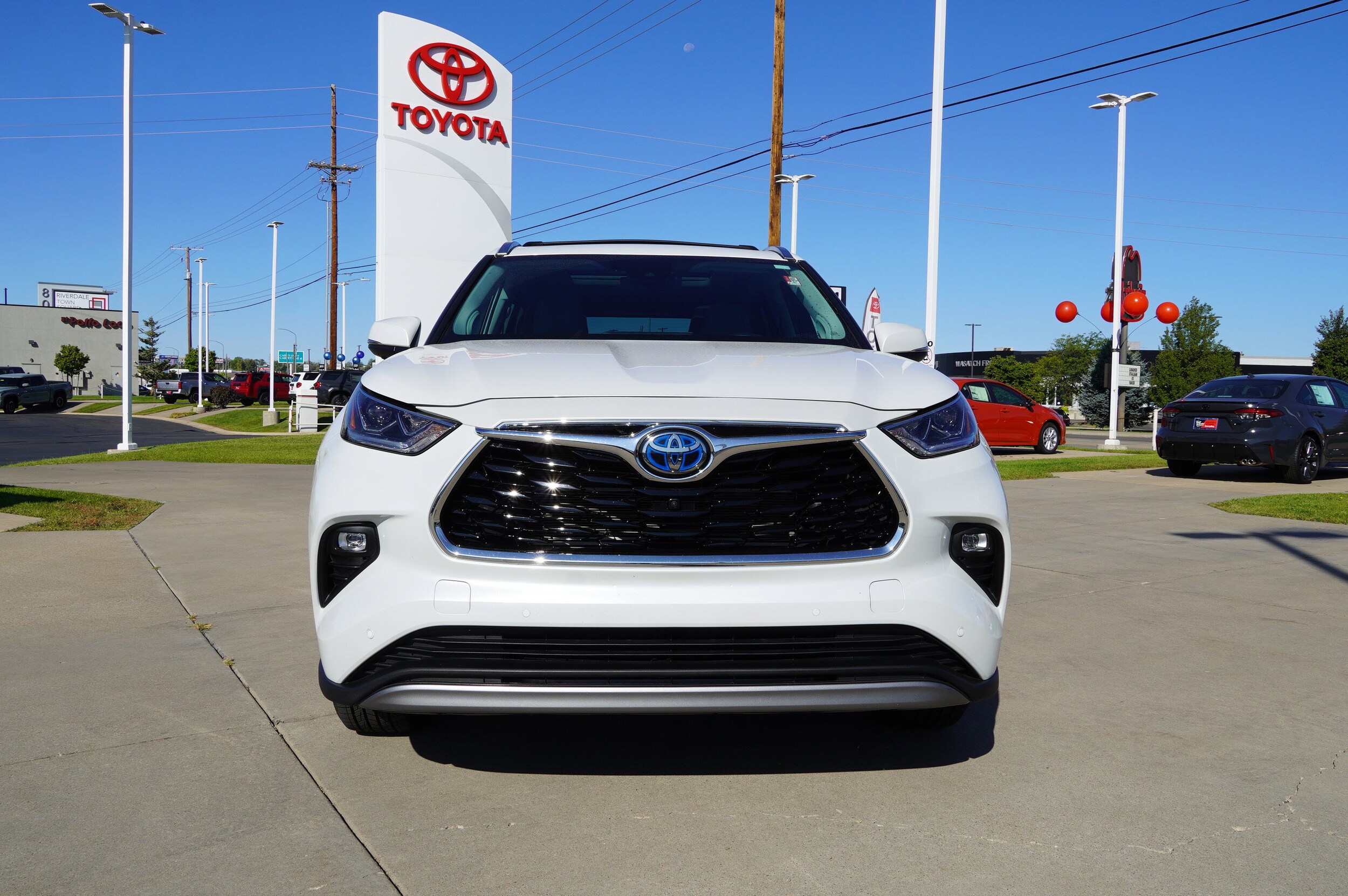 2024 Toyota Highlander Hybrid Platinum photo 3