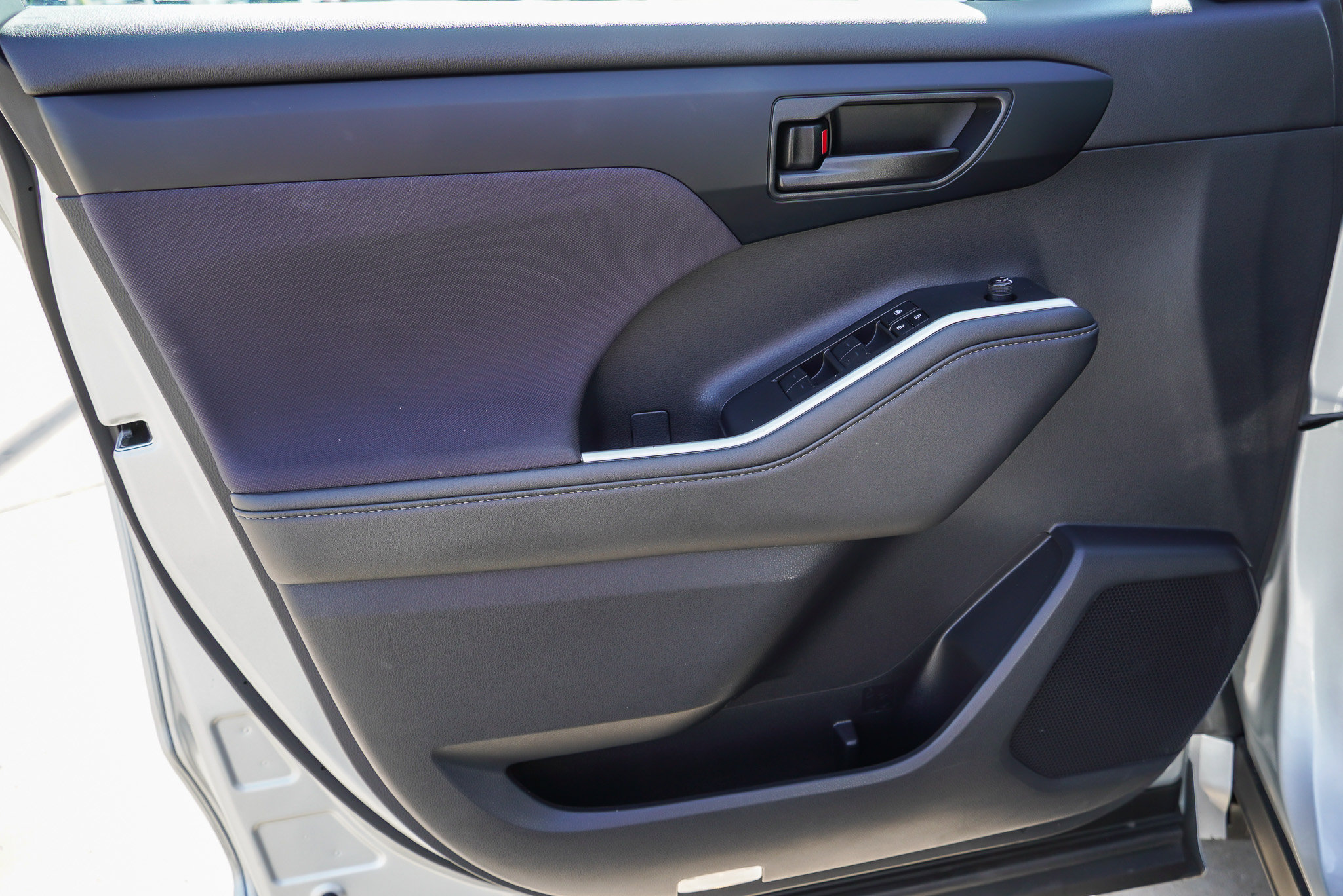 2024 Toyota Highlander LE - Photo 21