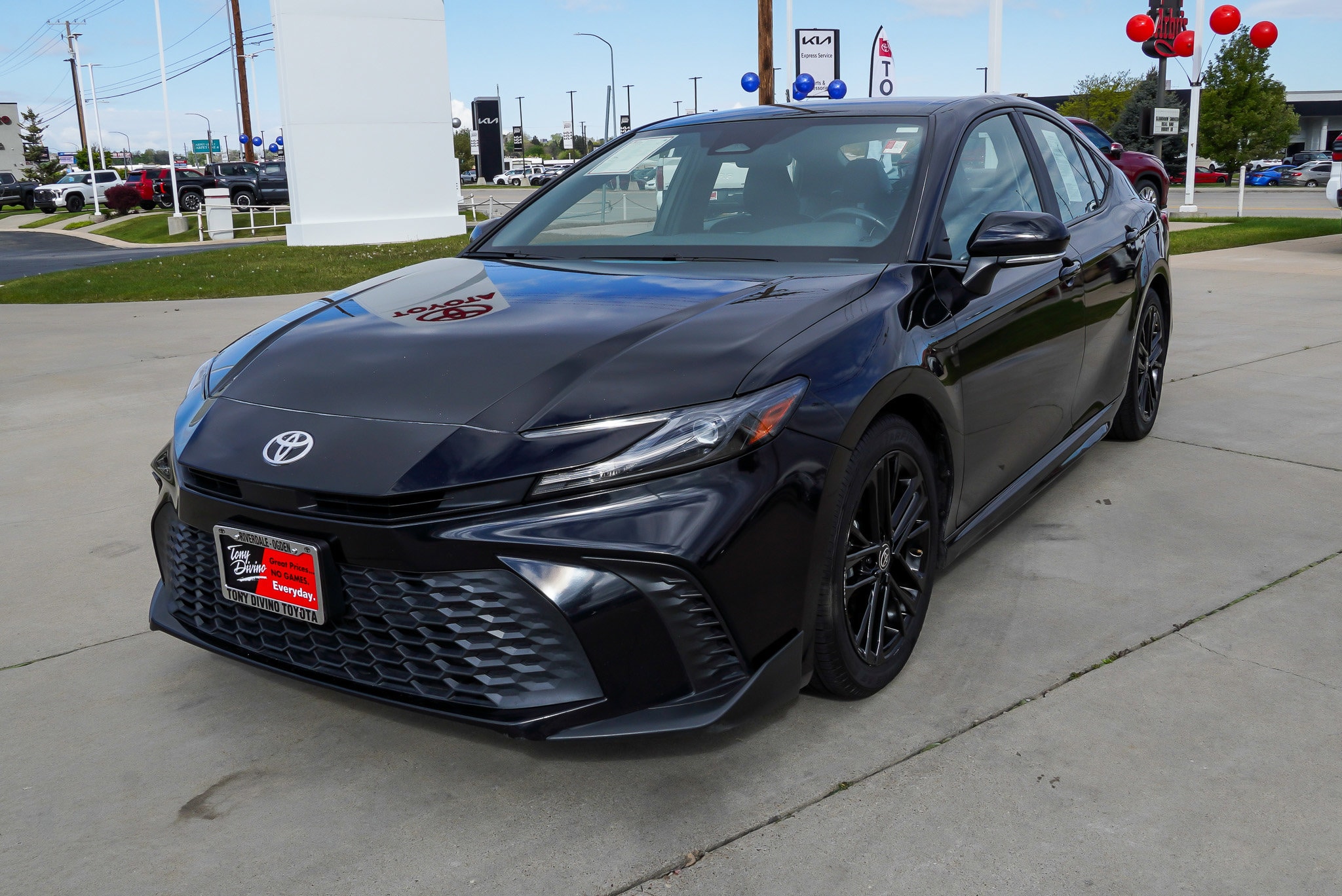 2025 Toyota Camry SE - Photo 4