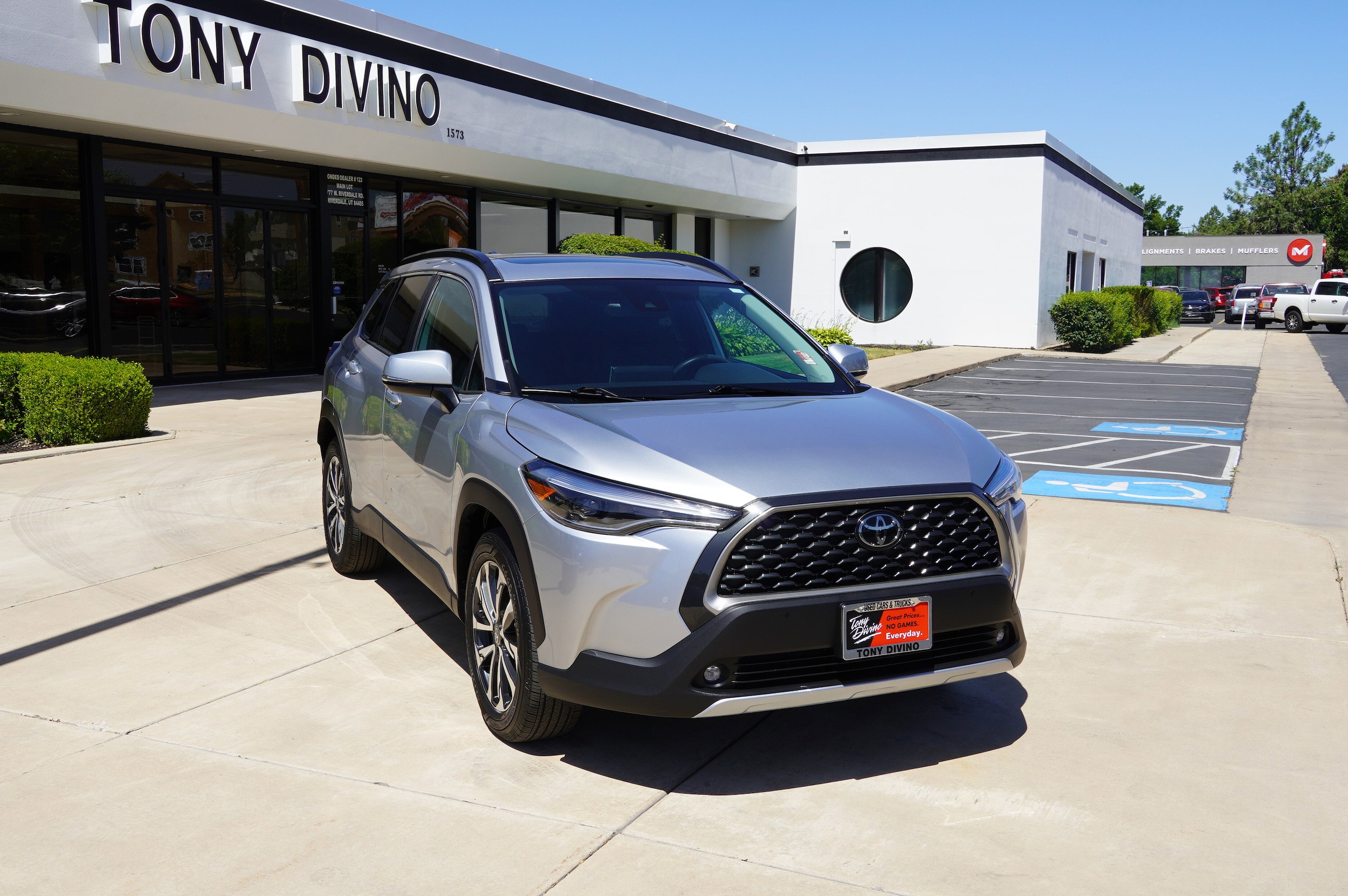 Used 2022 Toyota Corolla Cross XLE with VIN 7MUDAABG4NV042938 for sale in Northfield, Minnesota