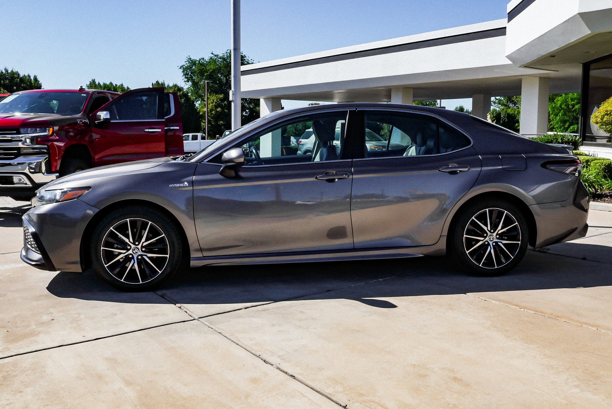 2021 Toyota Camry SE - Photo 5