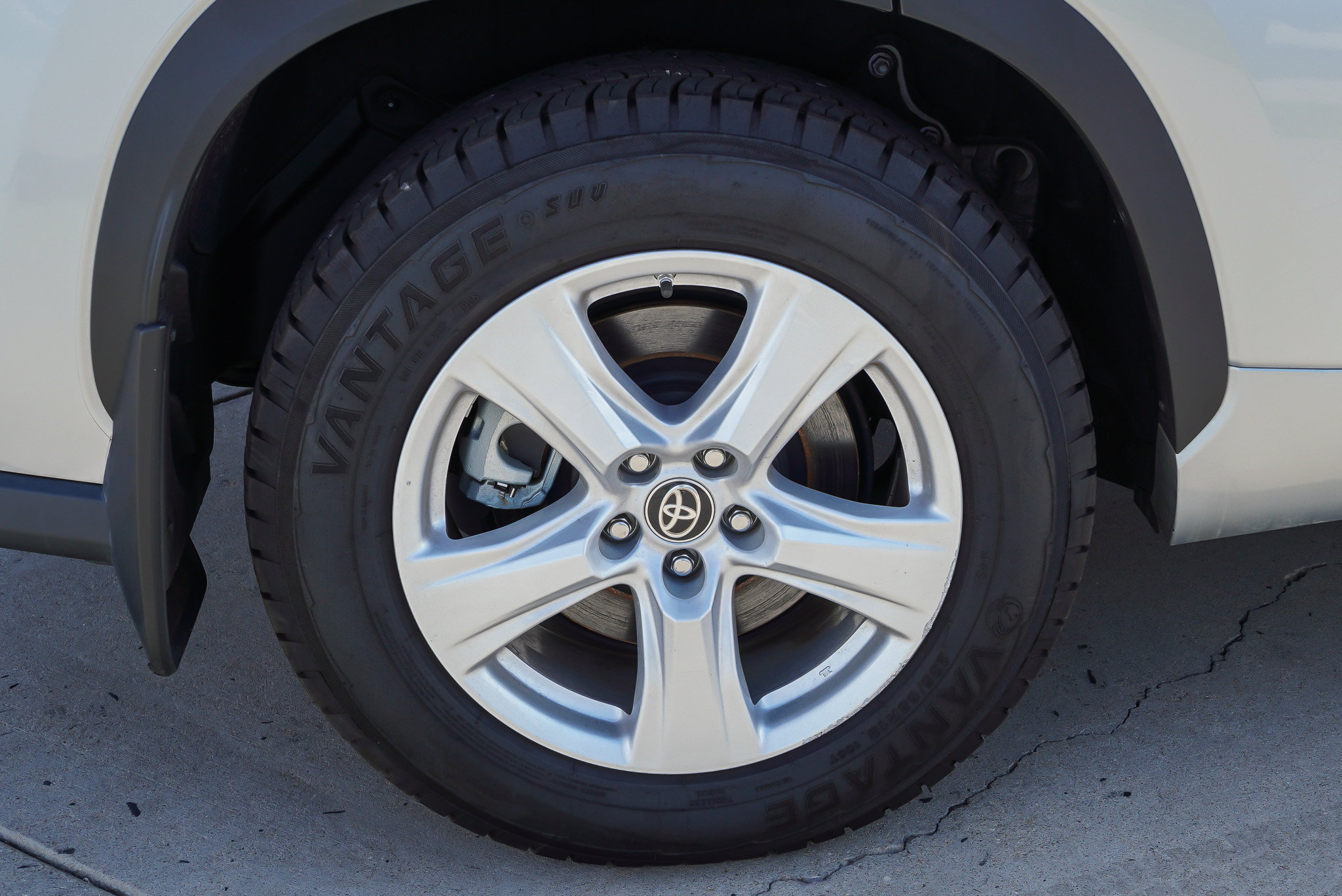 2024 Toyota Highlander LE - Photo 11