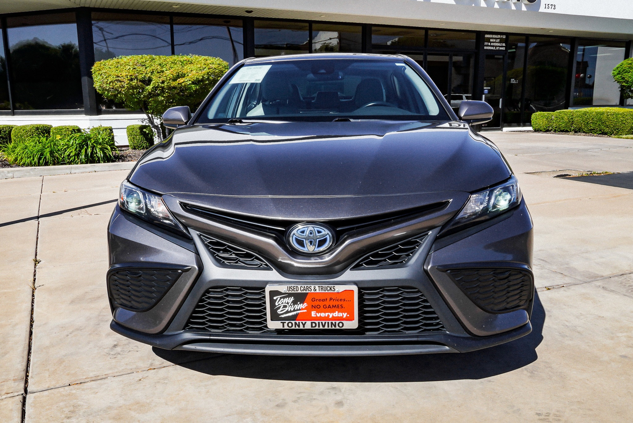2021 Toyota Camry SE - Photo 3