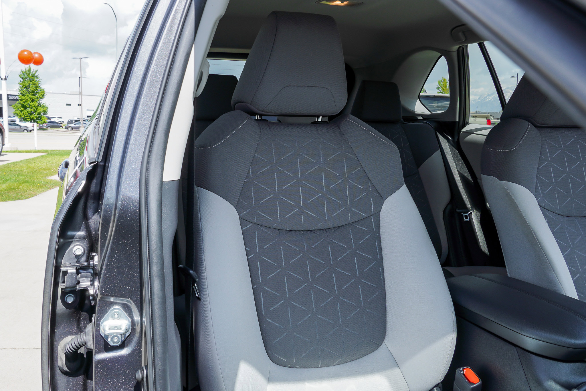 2021 Toyota RAV4 XLE - Photo 24