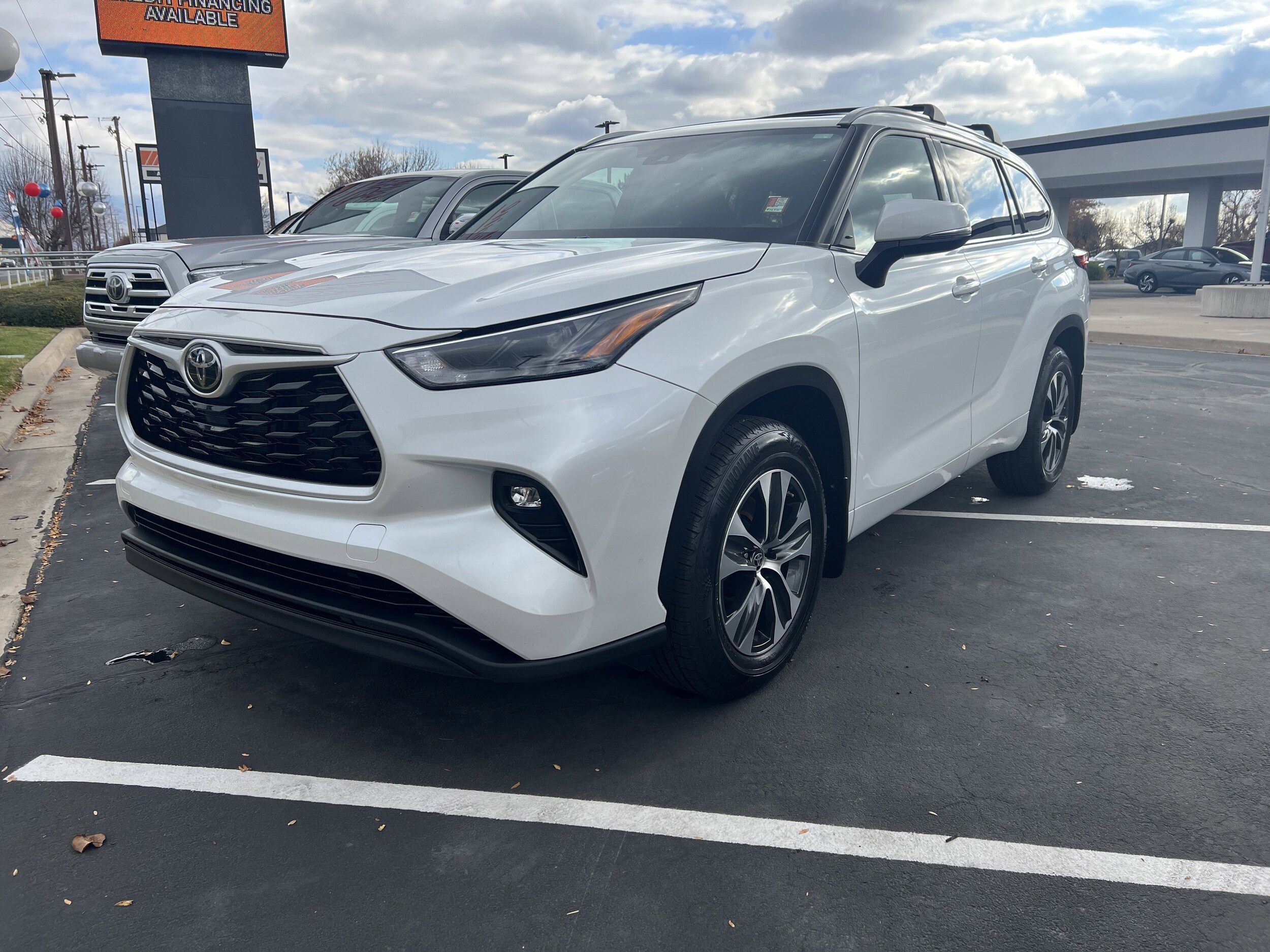 2022 Toyota Highlander XLE photo 2