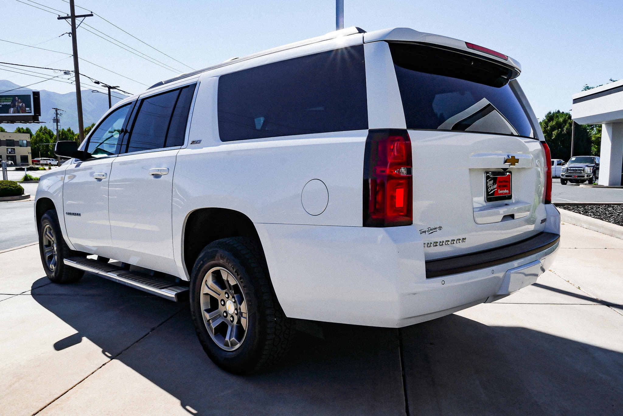 2016 Chevrolet Suburban LT - Photo 6