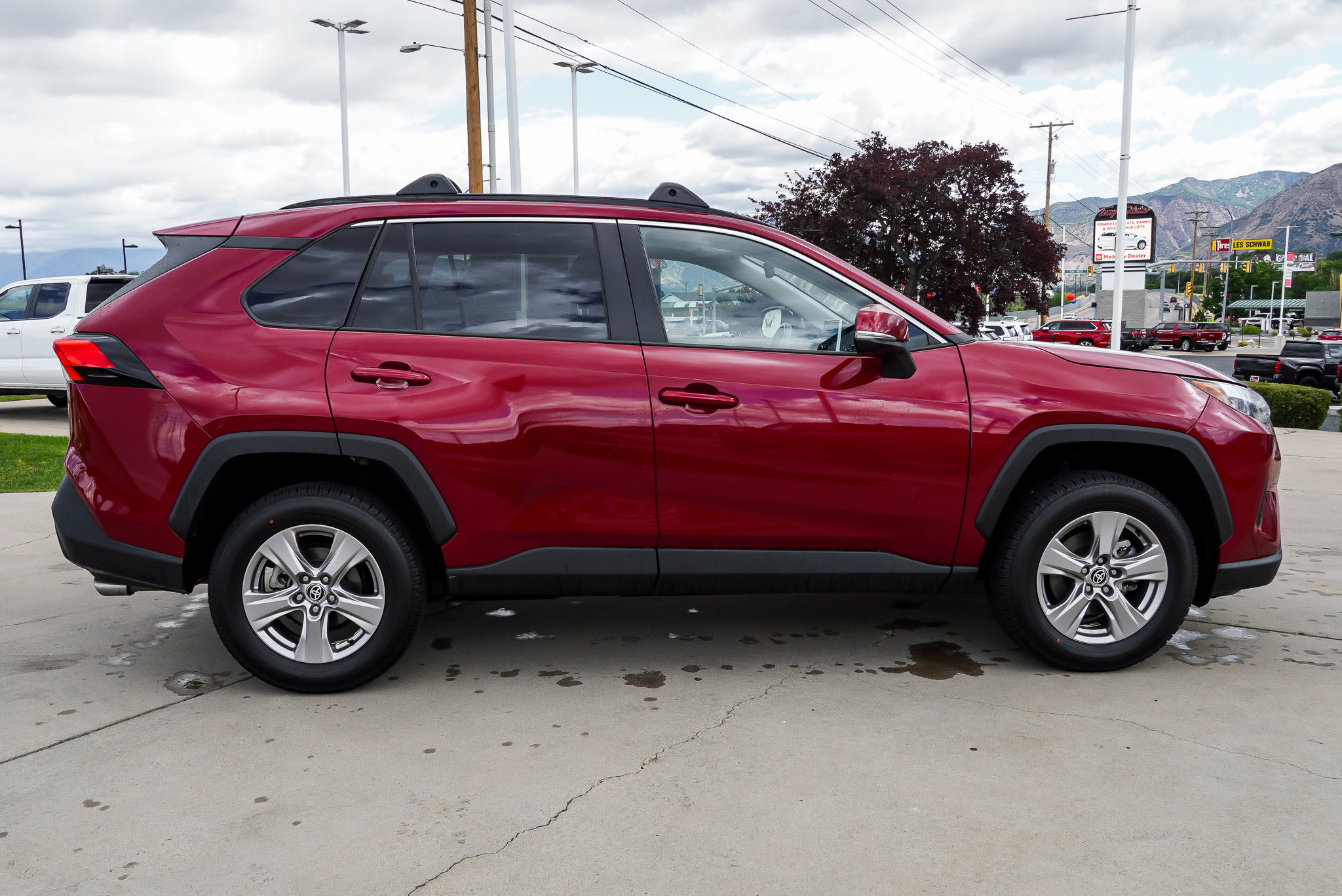 2023 Toyota RAV4 XLE - Photo 9