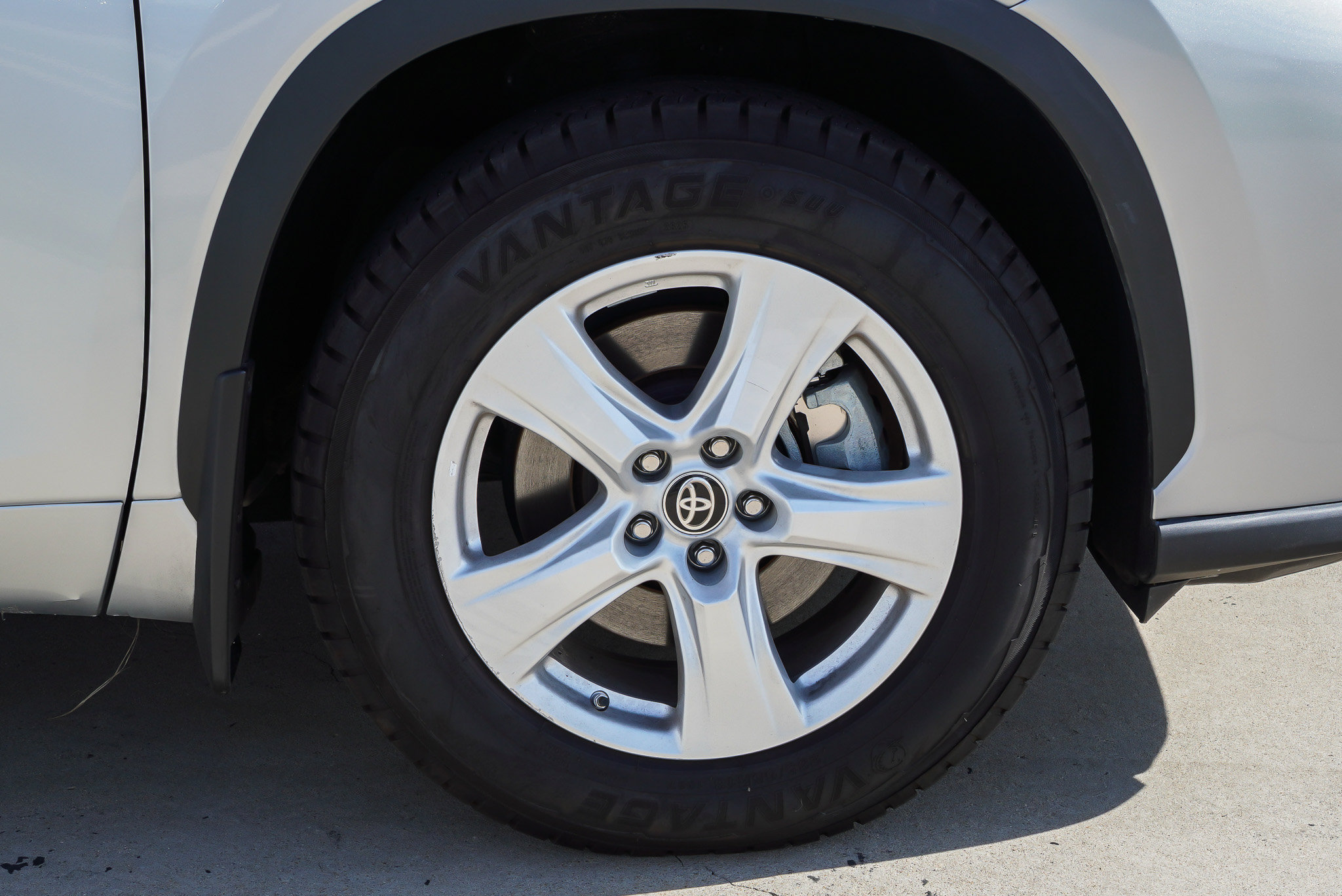 2024 Toyota Highlander LE - Photo 10