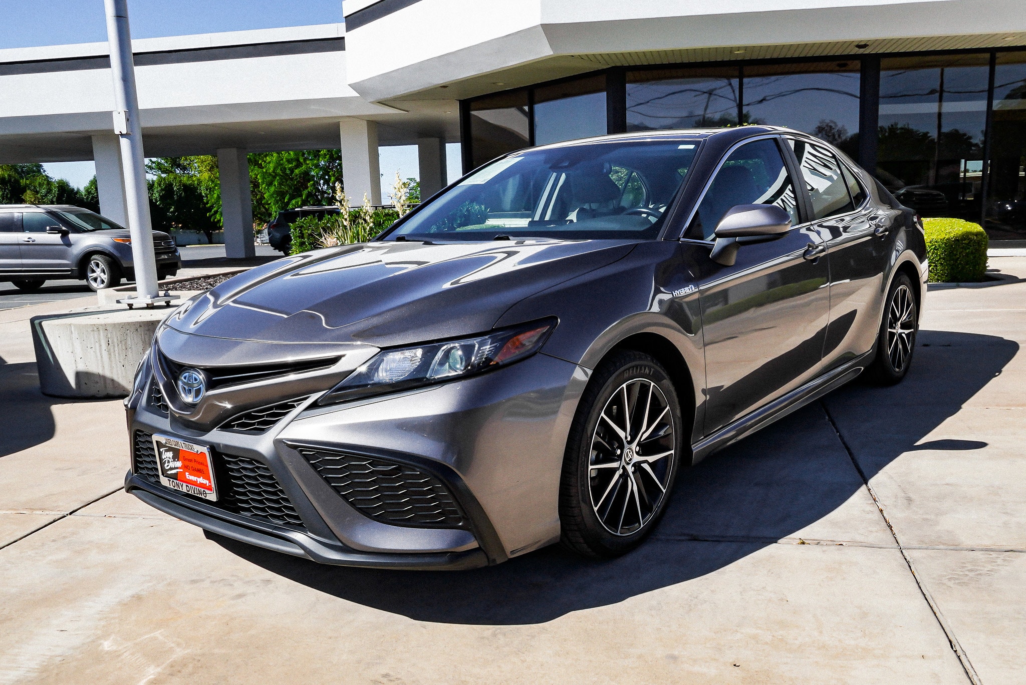 2021 Toyota Camry SE - Photo 4