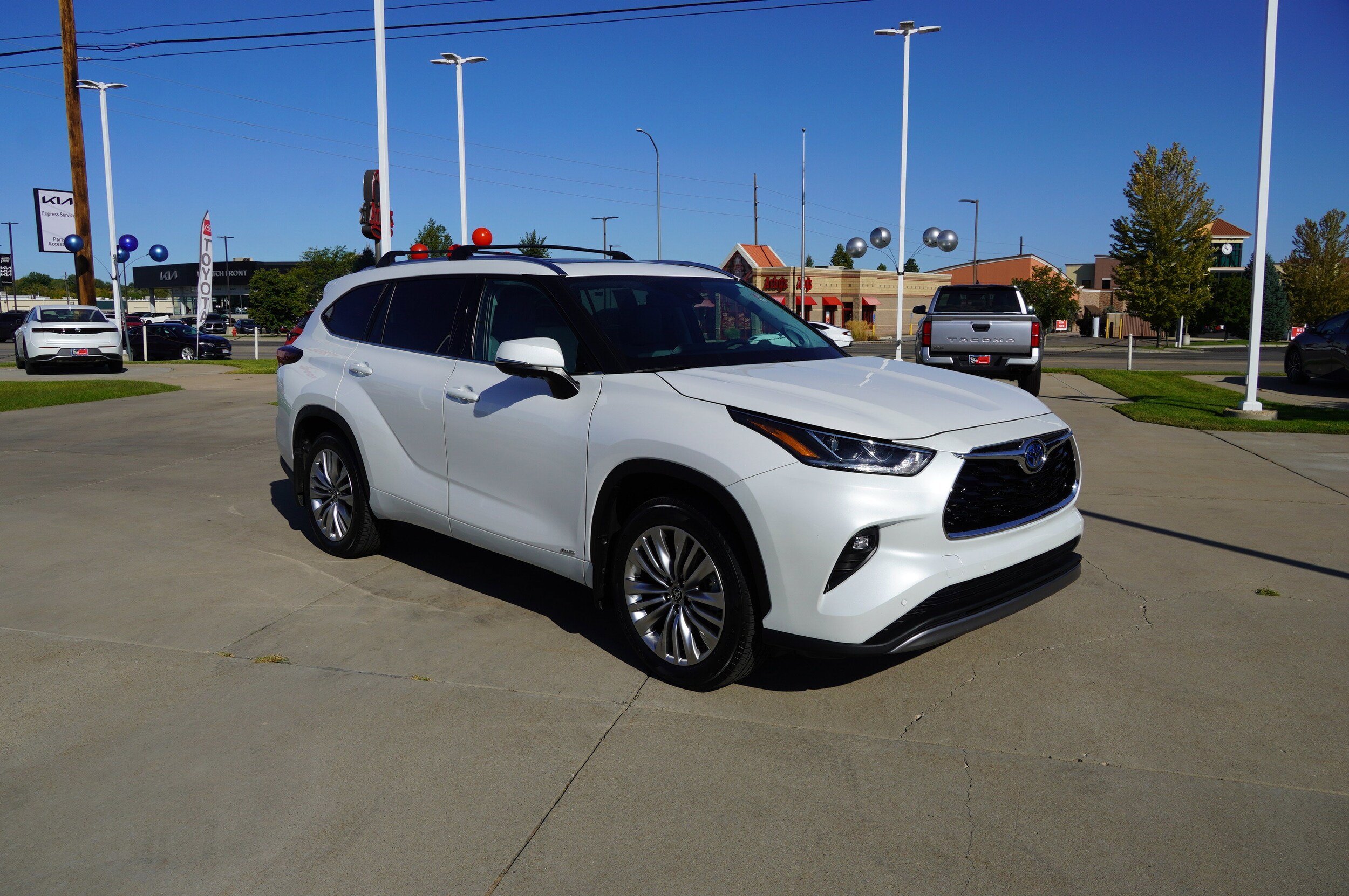 2024 Toyota Highlander Hybrid Platinum photo 2