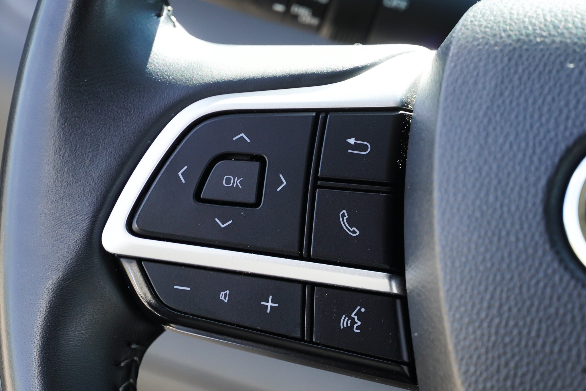 2024 Toyota Highlander LE - Photo 34