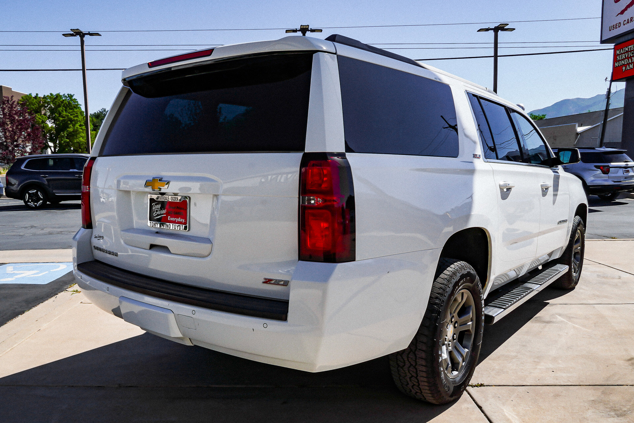 2016 Chevrolet Suburban LT - Photo 8