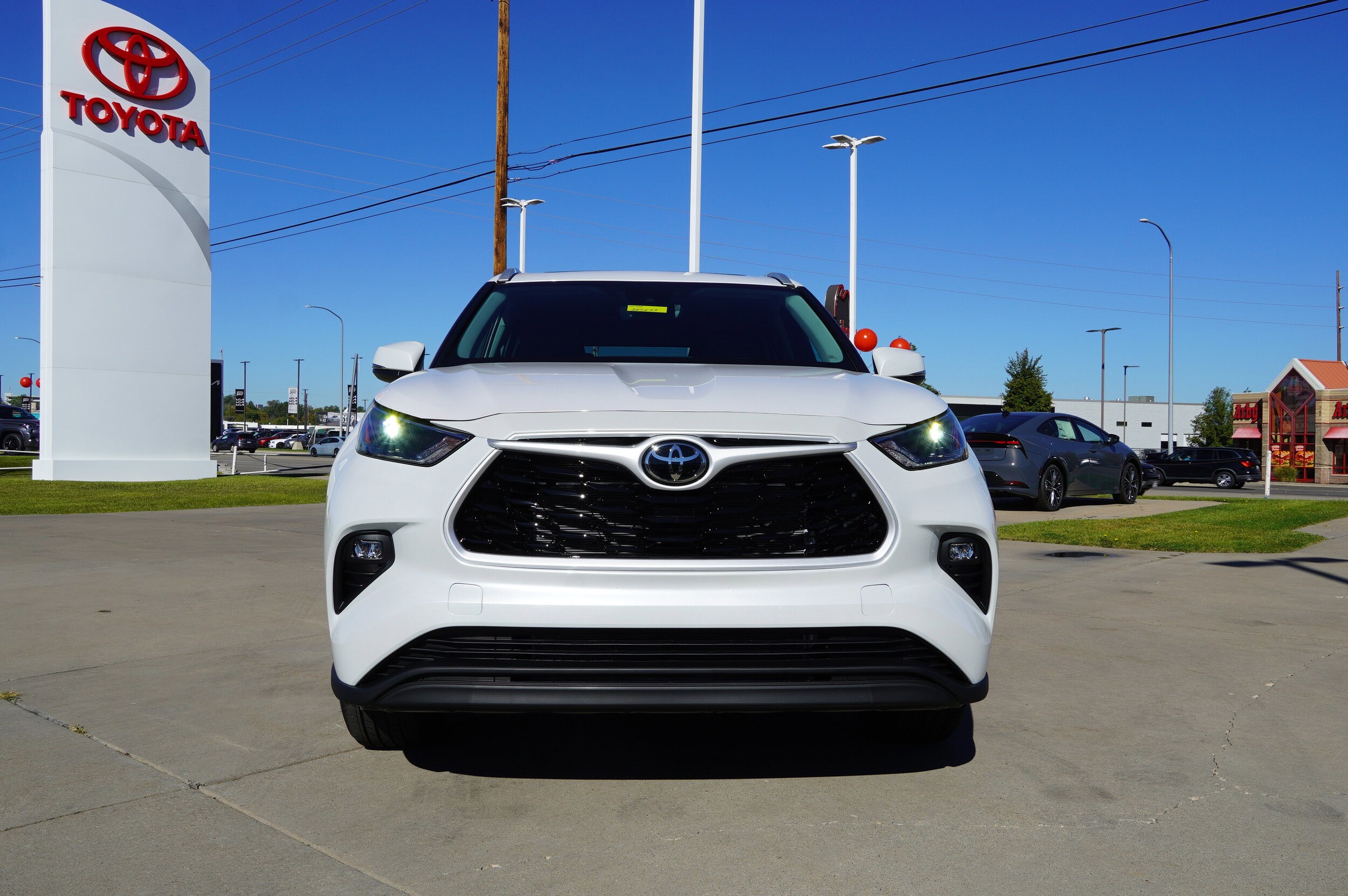 2025 Toyota Highlander XLE photo 2