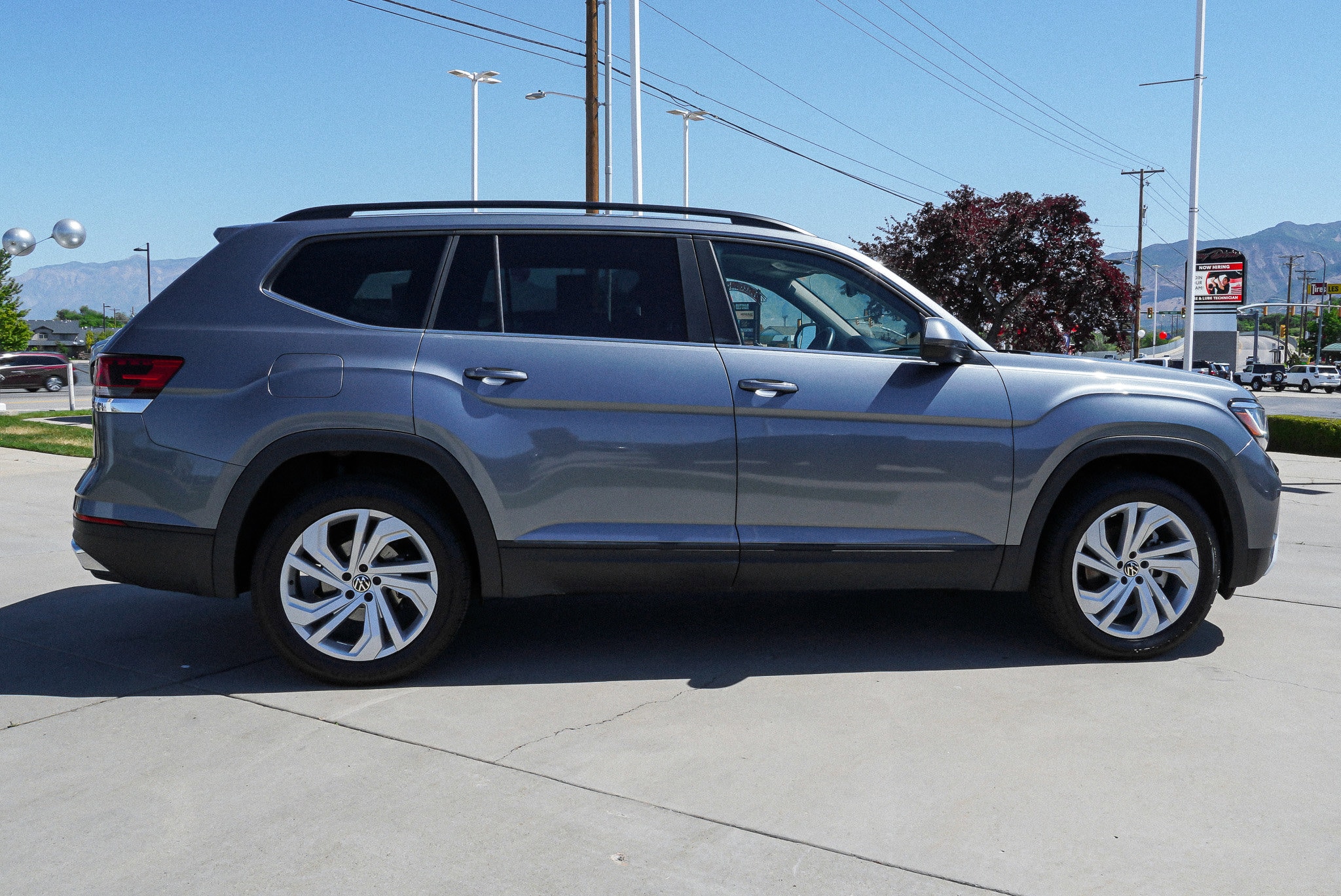 2022 Volkswagen Atlas SE w/Tech - Photo 9