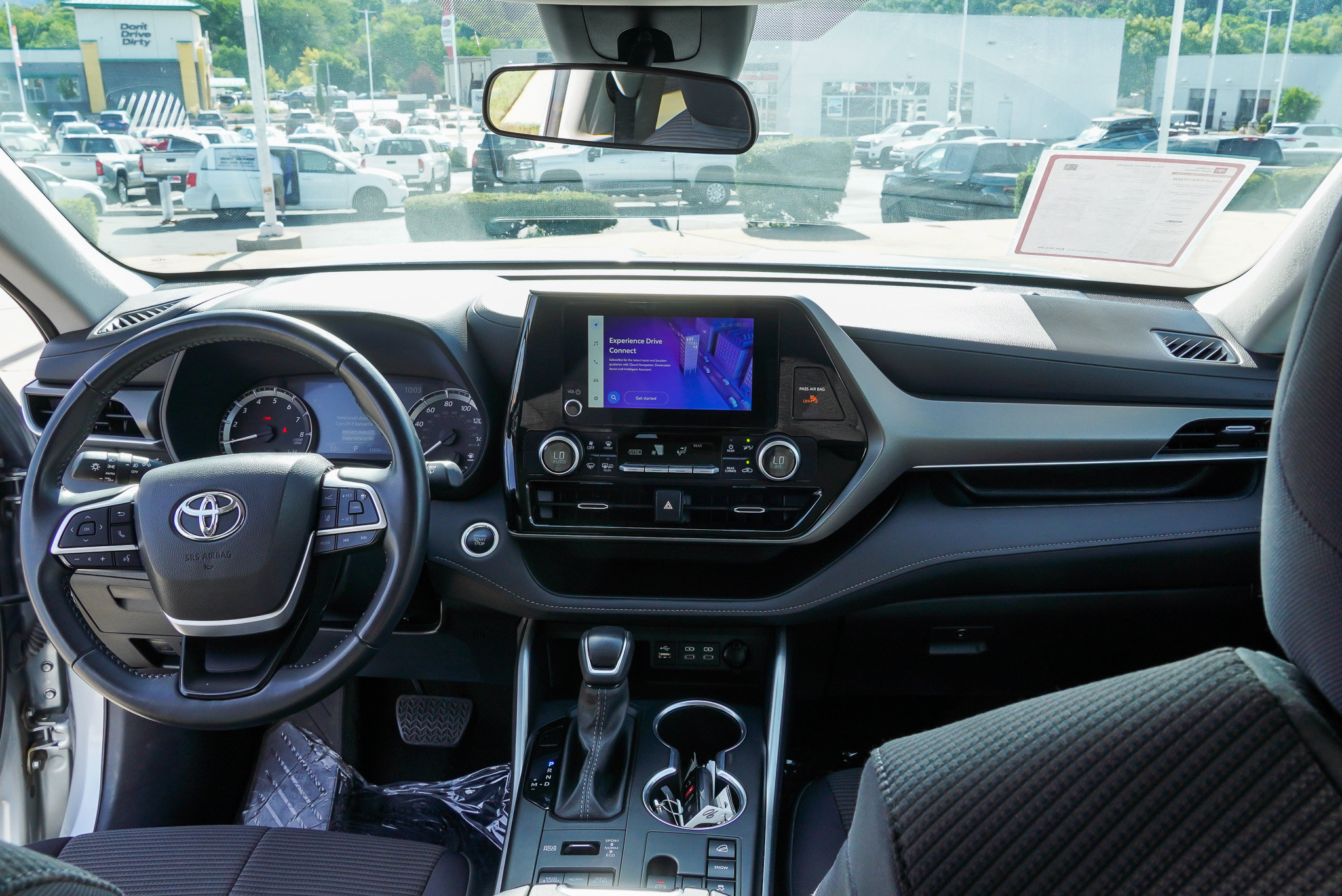 2024 Toyota Highlander LE - Photo 32