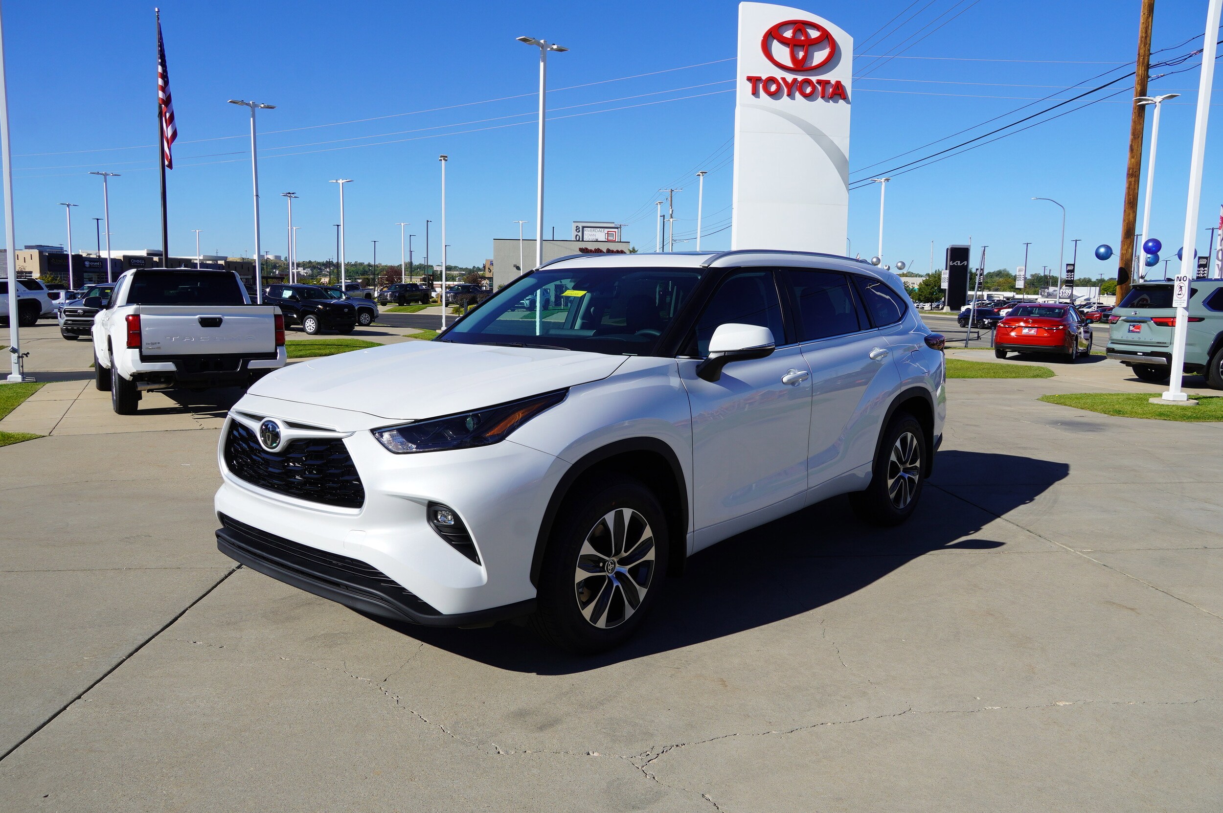 2025 Toyota Highlander XLE photo 3