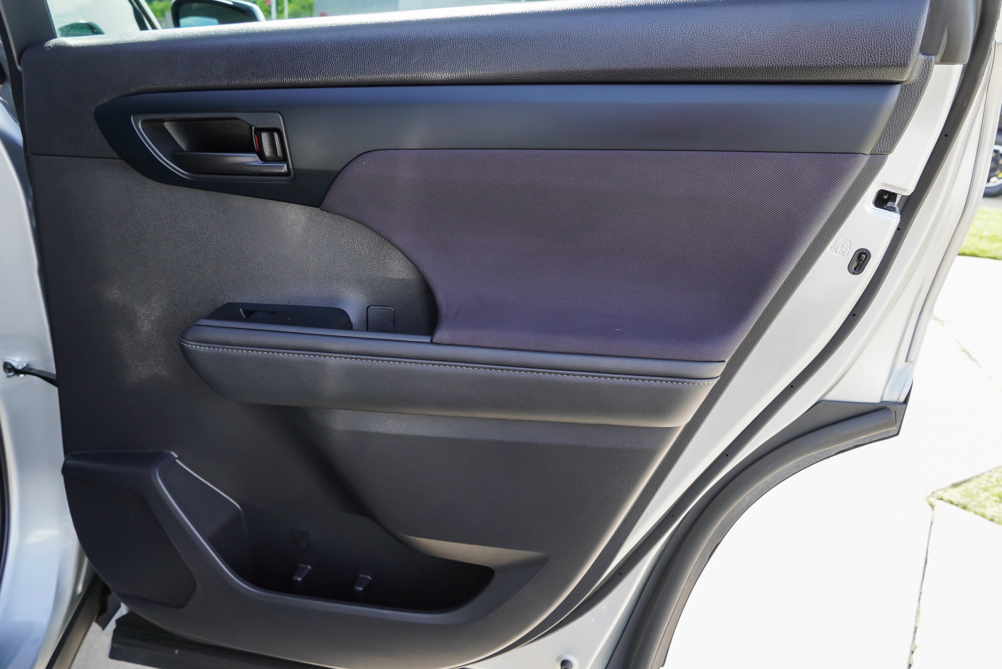 2024 Toyota Highlander LE - Photo 29