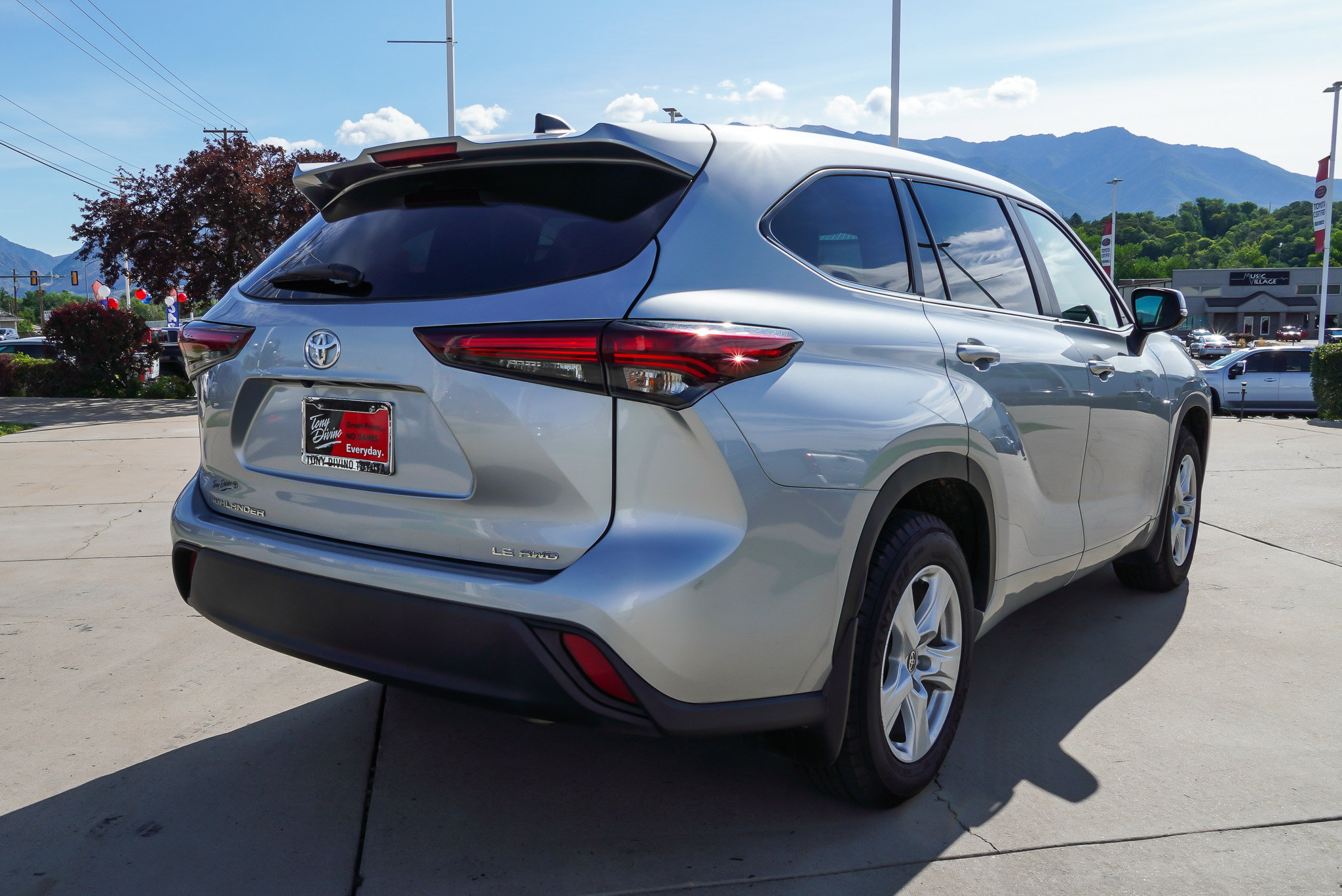 2024 Toyota Highlander LE - Photo 8