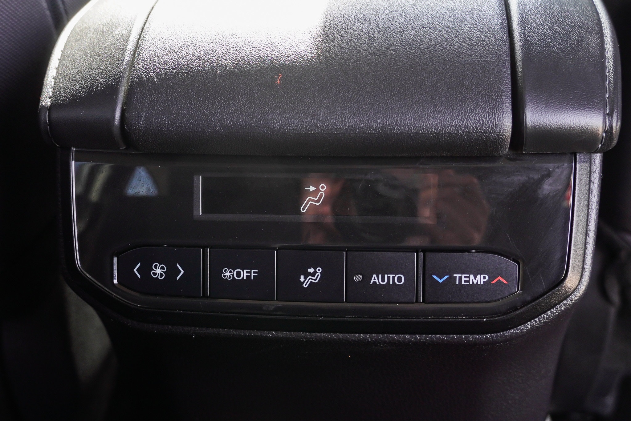 2024 Toyota Highlander LE - Photo 30