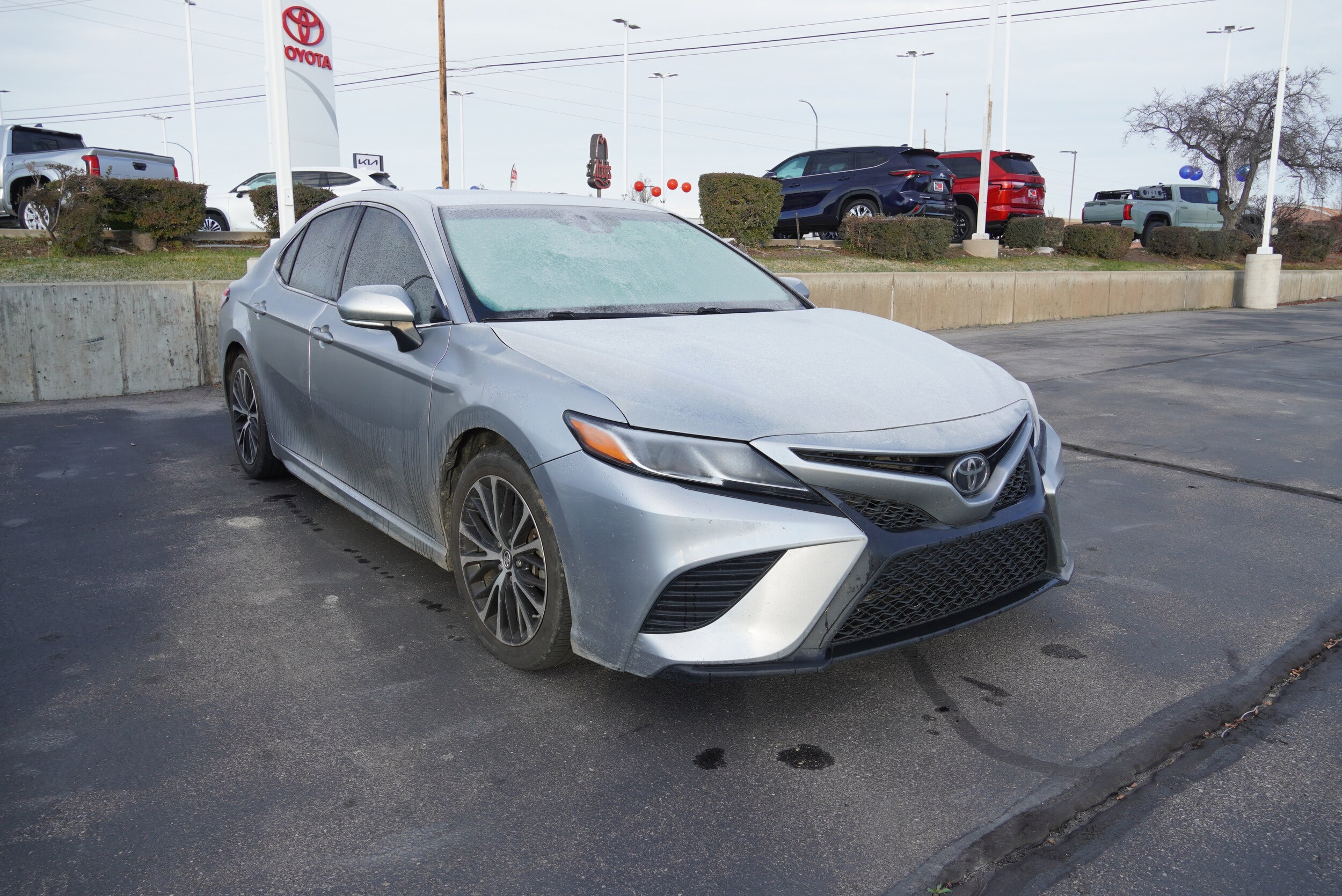 2018 Toyota Camry SE photo 2