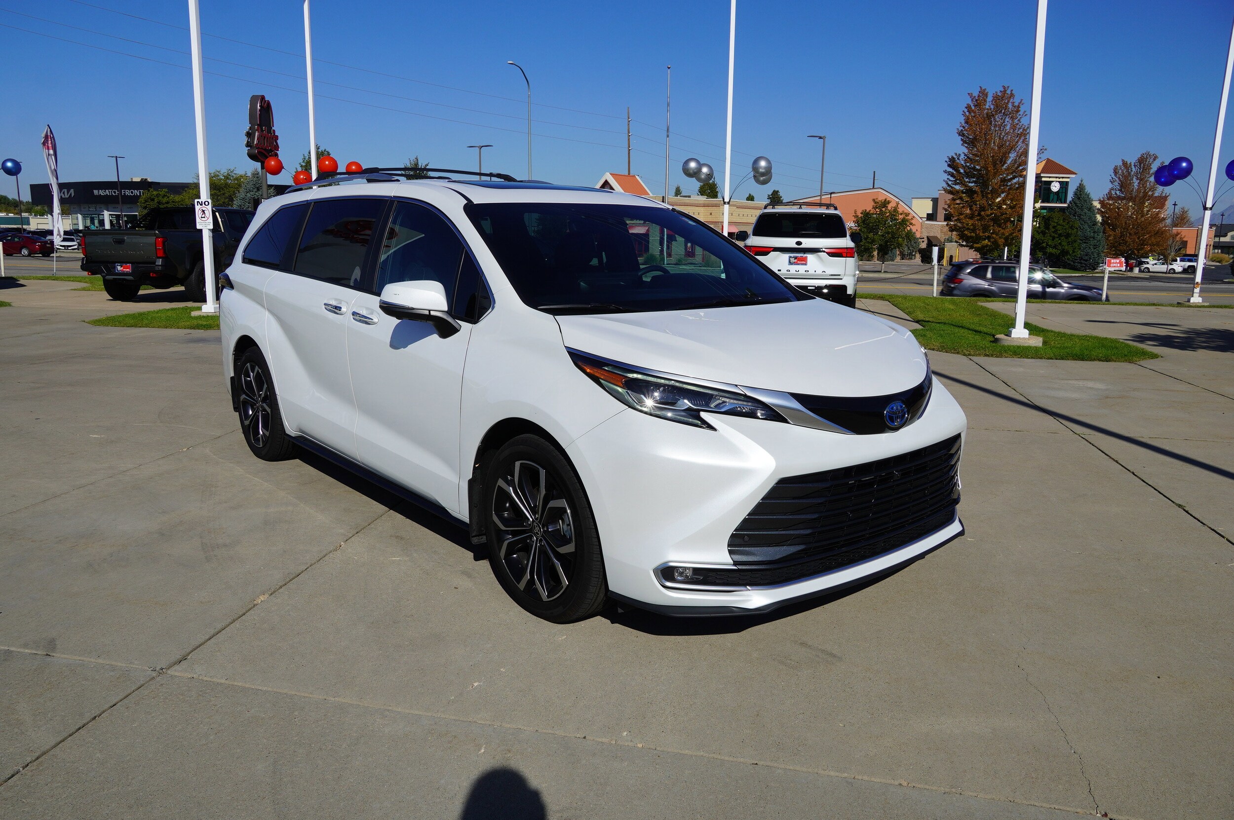 2025 Toyota Sienna Platinum photo 2