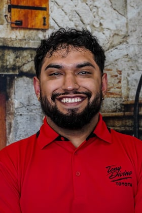 Staff member Ricardo Guadron from ID_1dc951ab1e8e