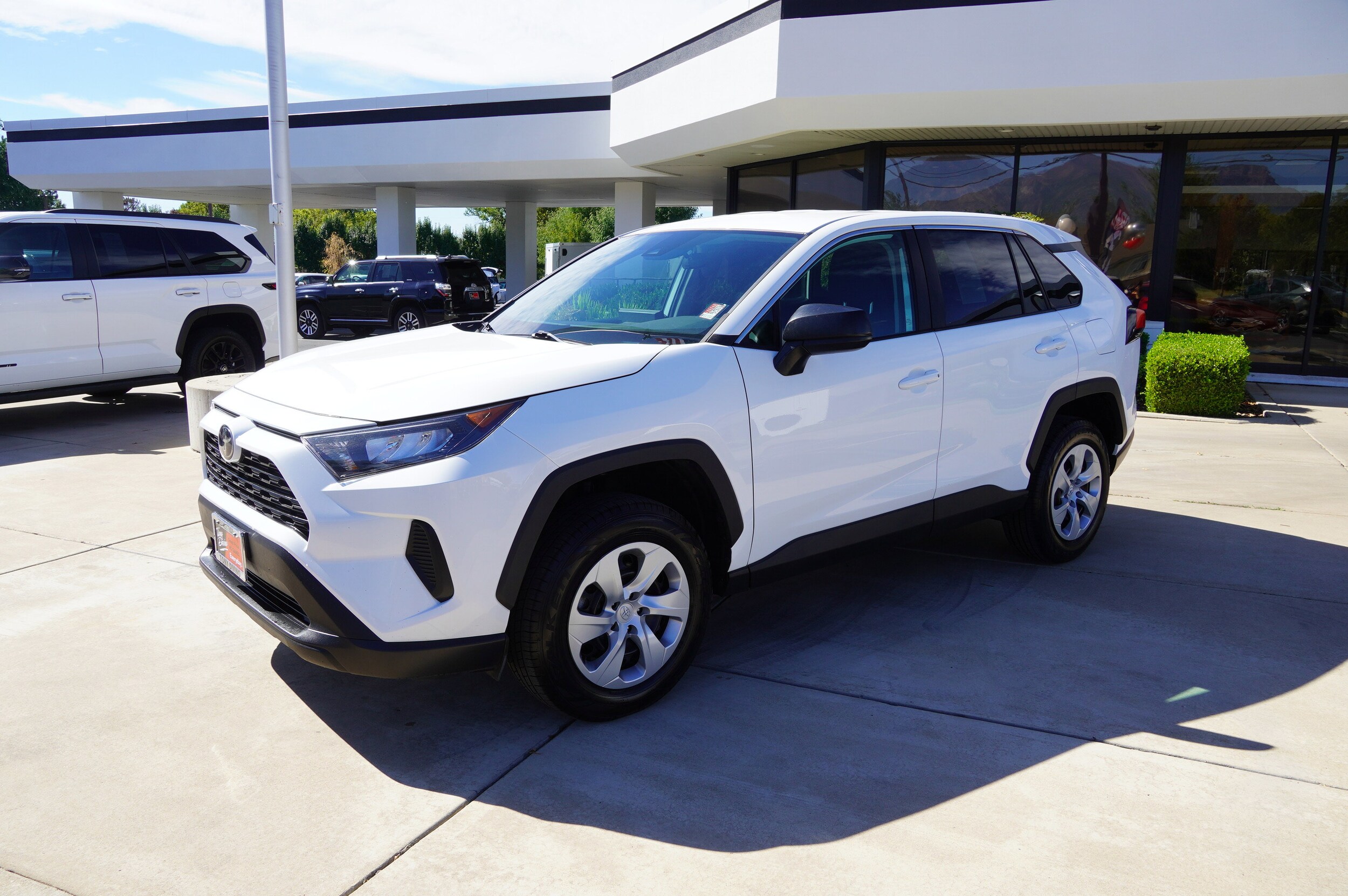 2022 Toyota RAV4 LE photo 4