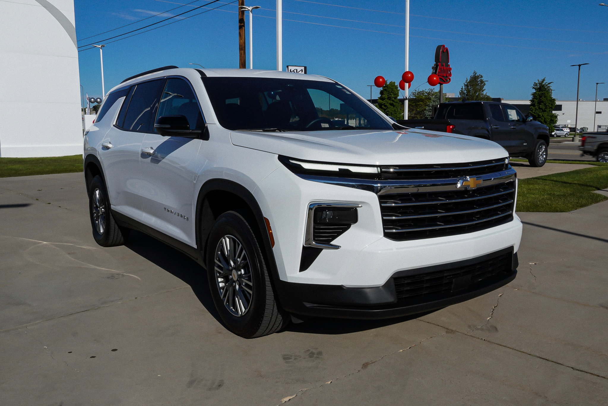 Used 2024 Chevrolet Traverse 2LT with VIN 1GNEVGKS8RJ160589 for sale in Riverdale, UT