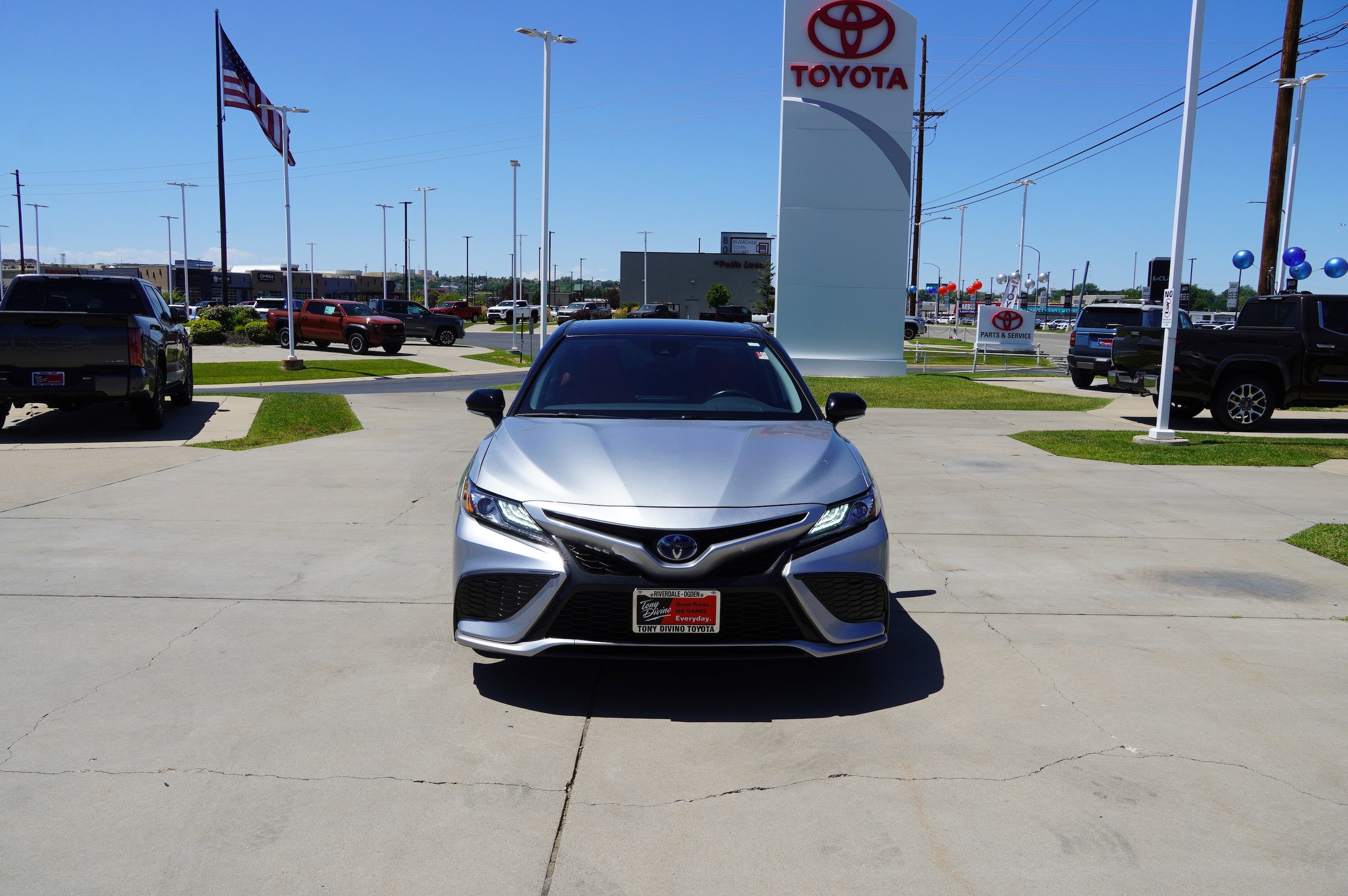 2024 Toyota Camry Hybrid XSE photo 3