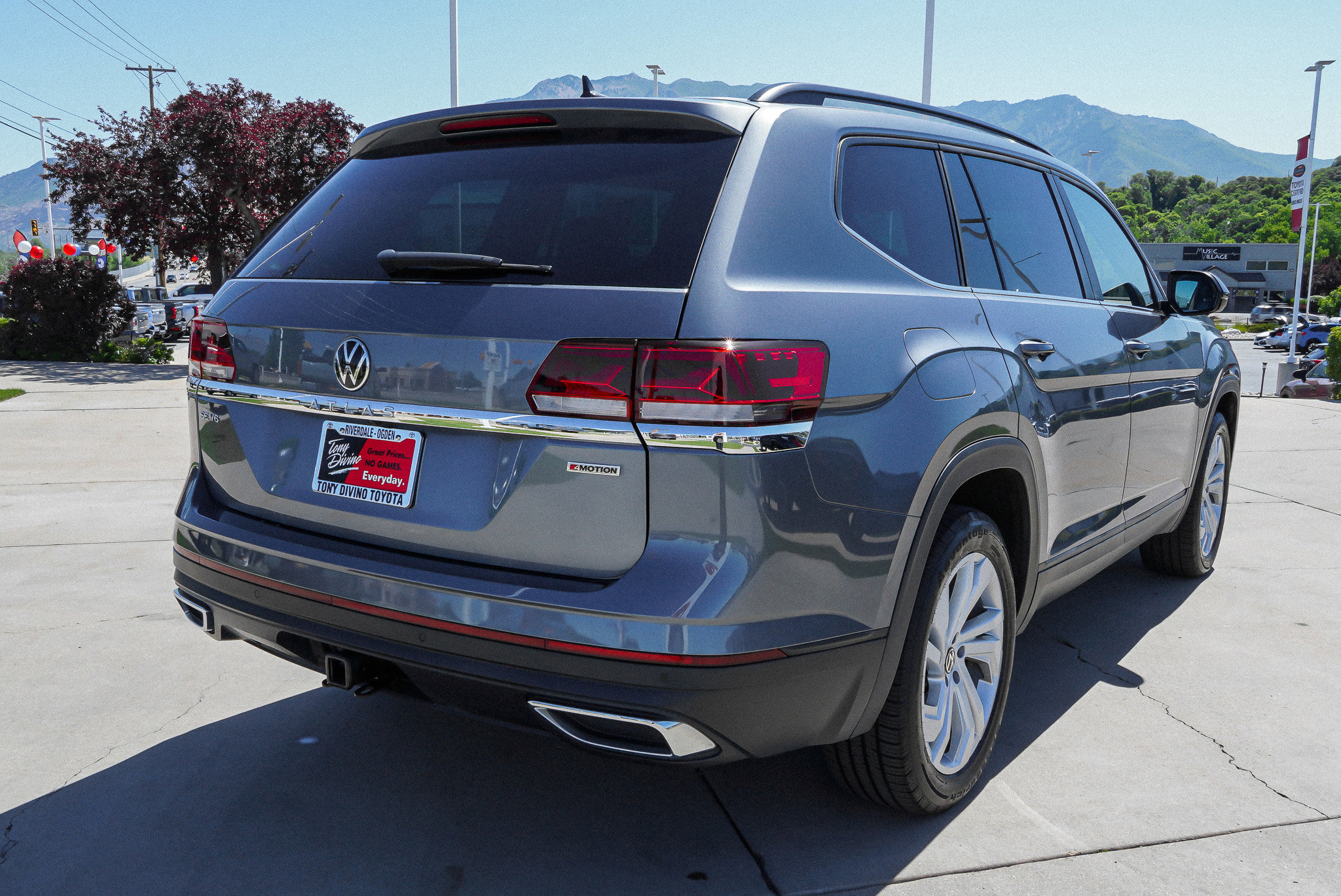 2022 Volkswagen Atlas SE w/Tech - Photo 8